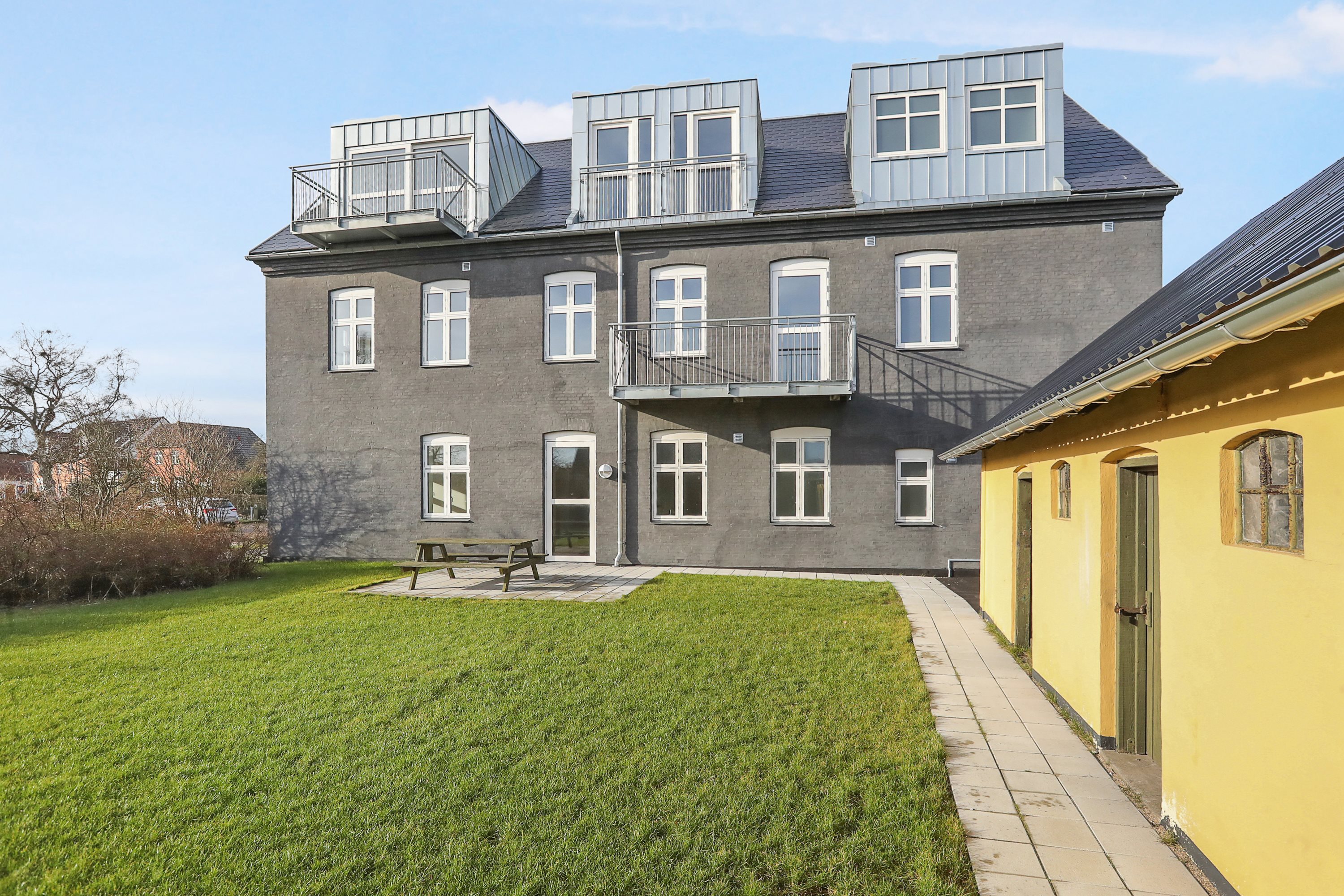 Fremhævet ejendom 1 billede i fuldskærmstilstand. Billede af Østergade 2C, 2., 9370 Hals