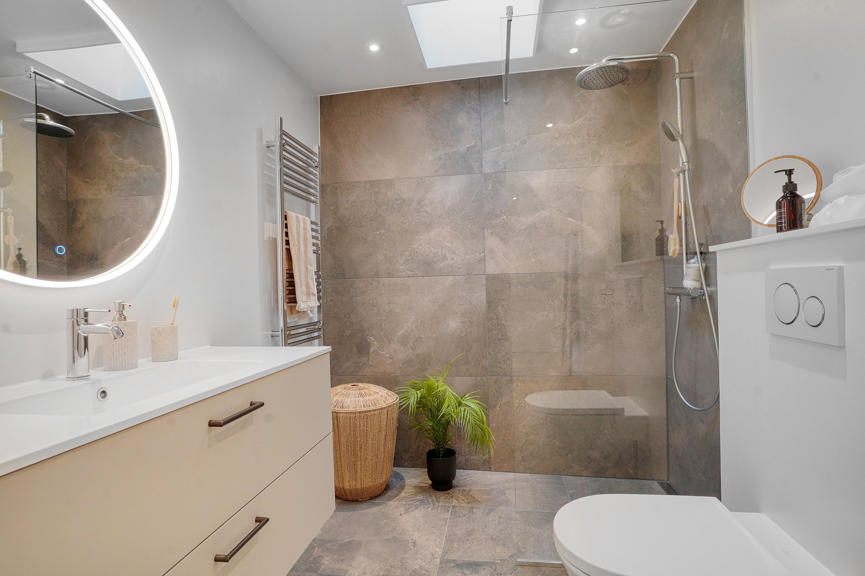 Fremhævet badeværelse billede i fuldskærmstilstand. Billede af Bymidten 37, 1. a., 3500 Værløse