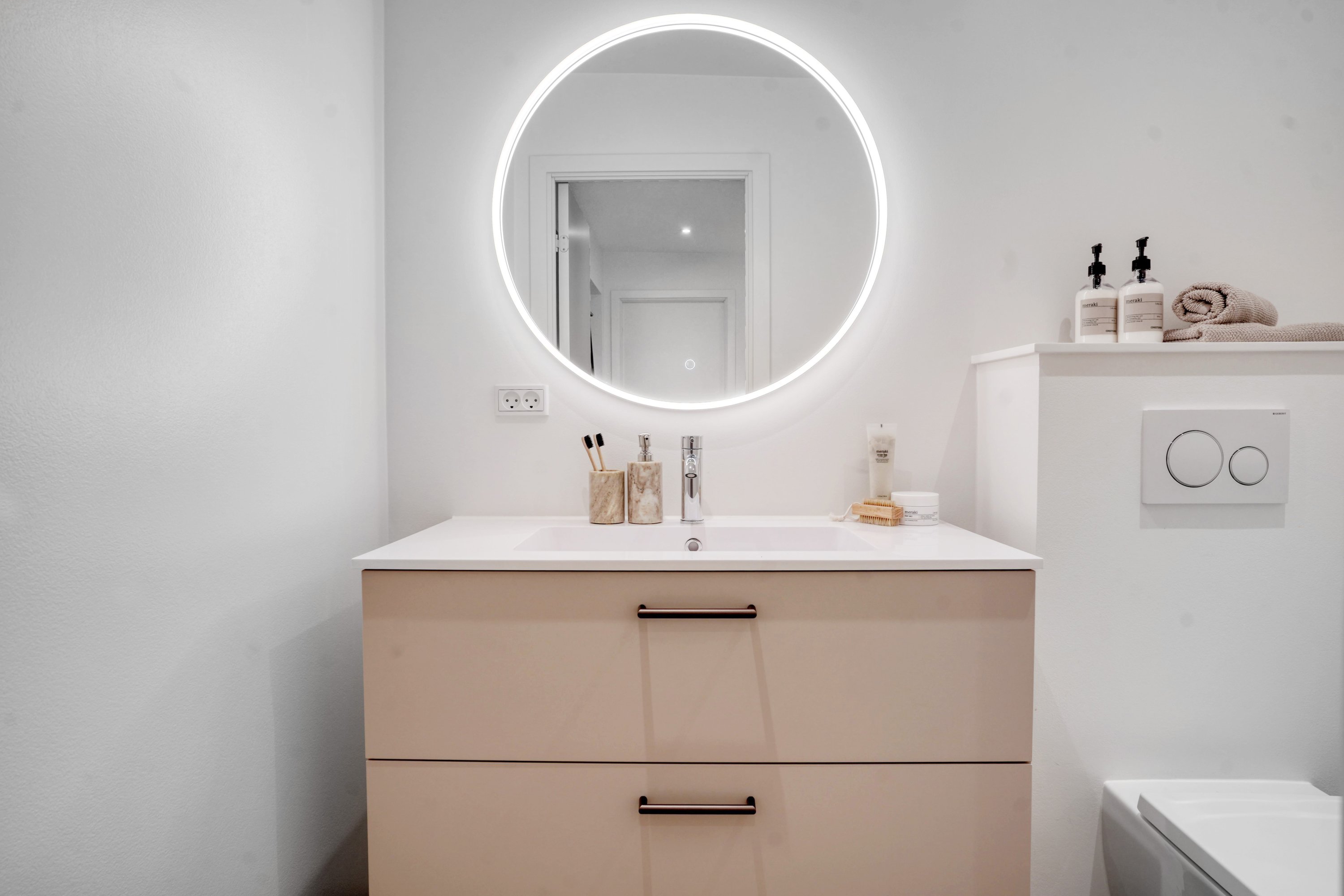 Fremhævet badeværelse billede i fuldskærmstilstand. Billede af Bymidten 37, 1. a., 3500 Værløse