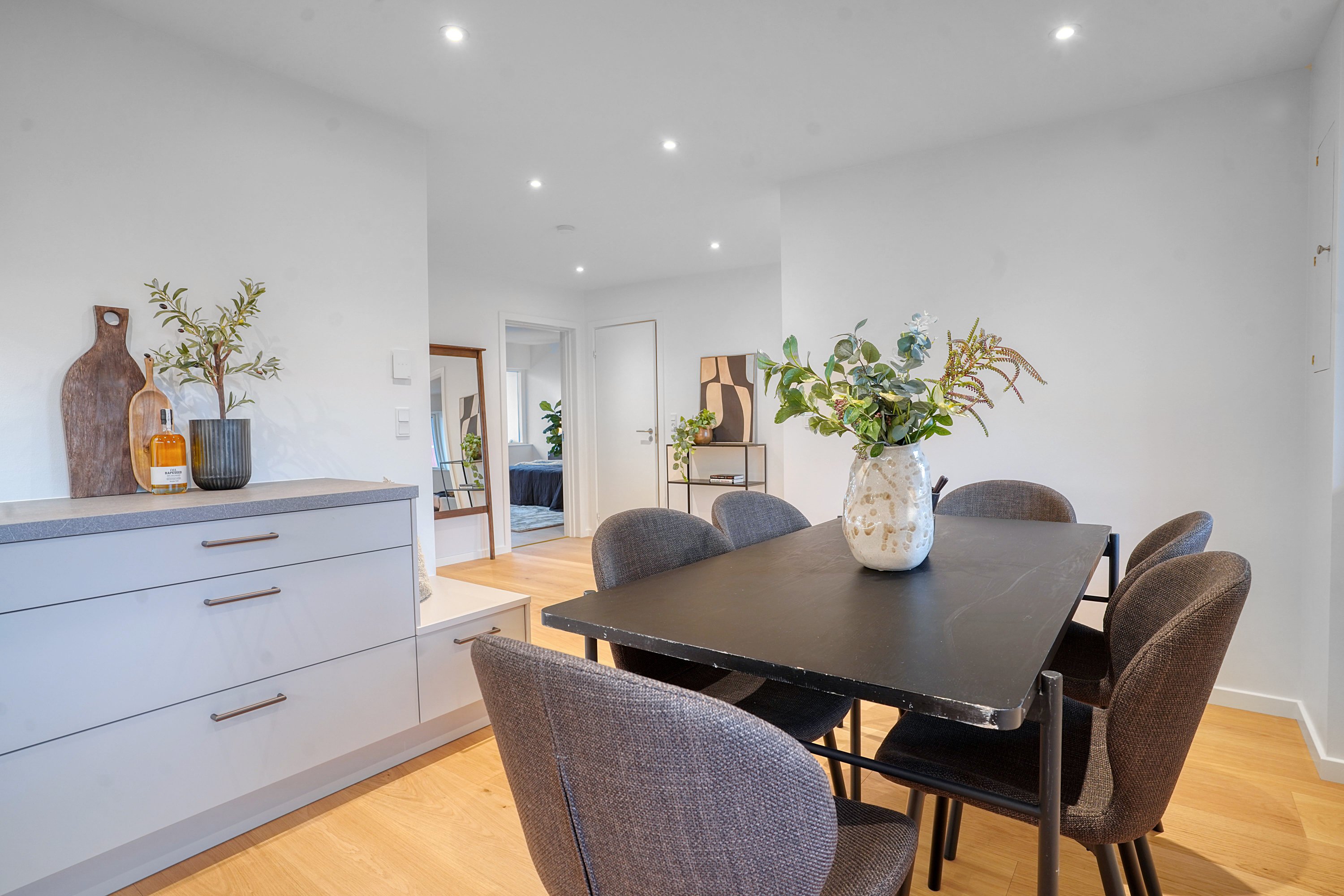 Fremhævet spisestue billede i fuldskærmstilstand. Billede af Bymidten 37, 1. a., 3500 Værløse