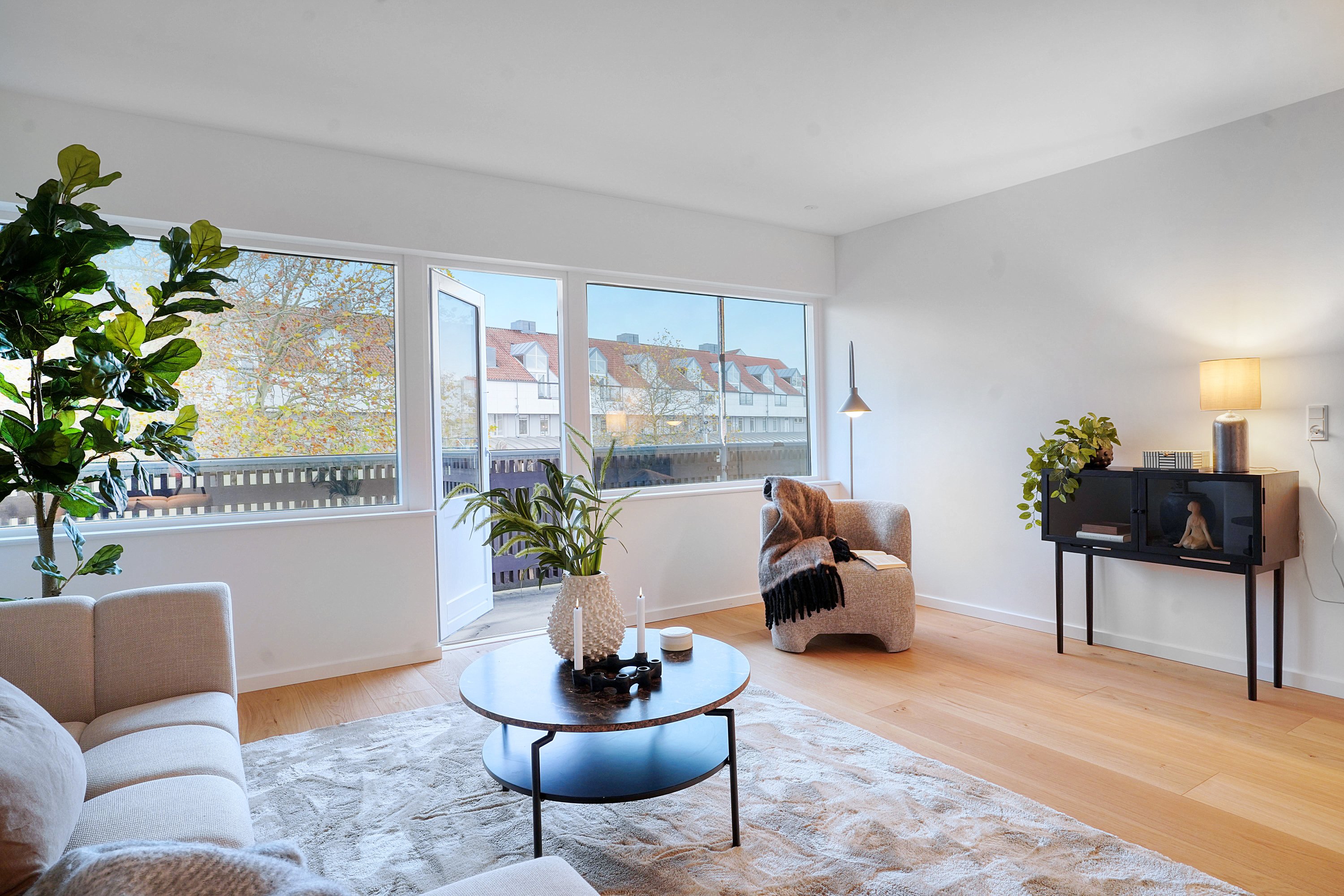 Fremhævet stue billede i fuldskærmstilstand. Billede af Bymidten 37, 1. a., 3500 Værløse