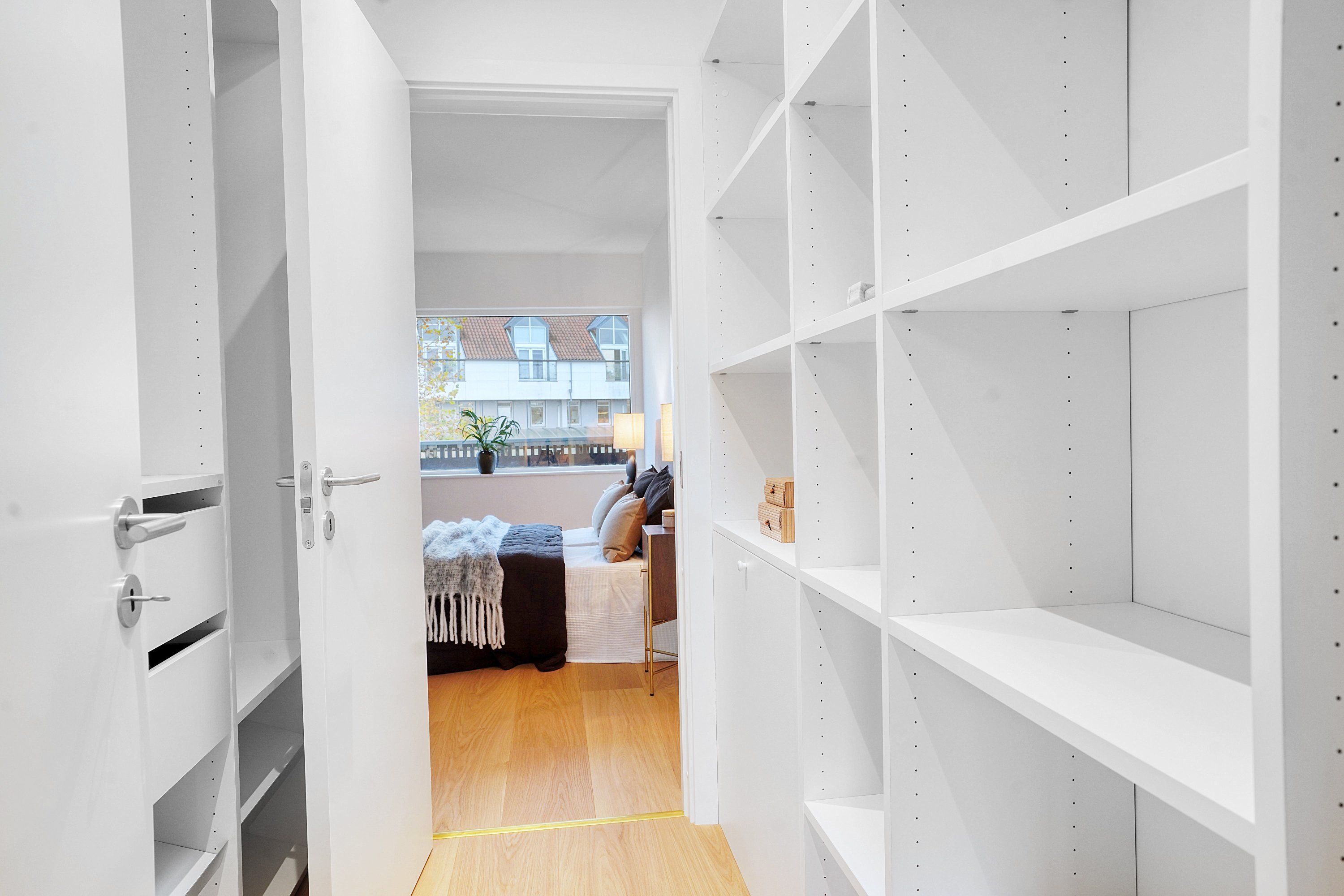 Fremhævet walkin closet billede i fuldskærmstilstand. Billede af Bymidten 37, 1. a., 3500 Værløse