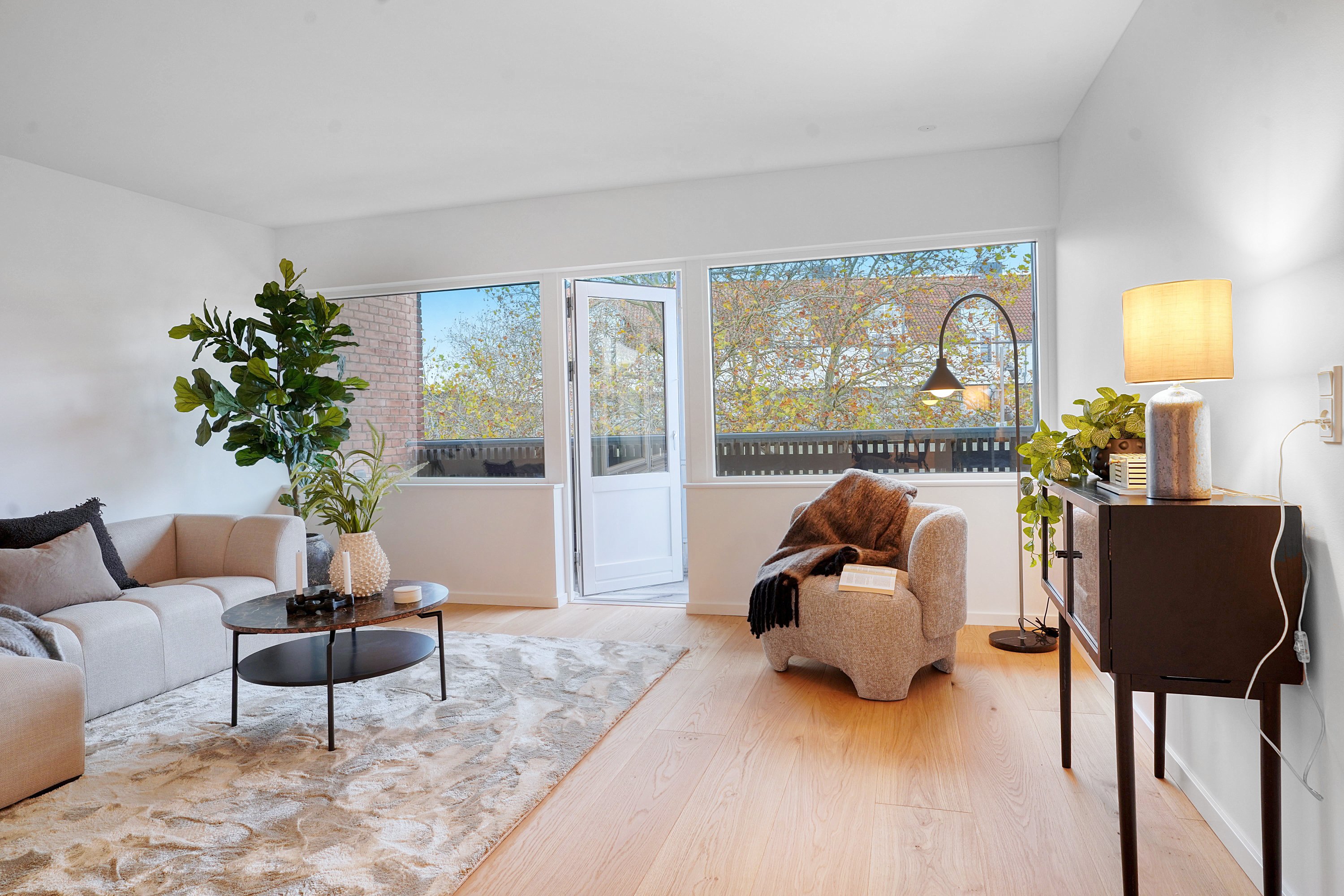 Fremhævet stue billede i fuldskærmstilstand. Billede af Bymidten 37, 1. a., 3500 Værløse