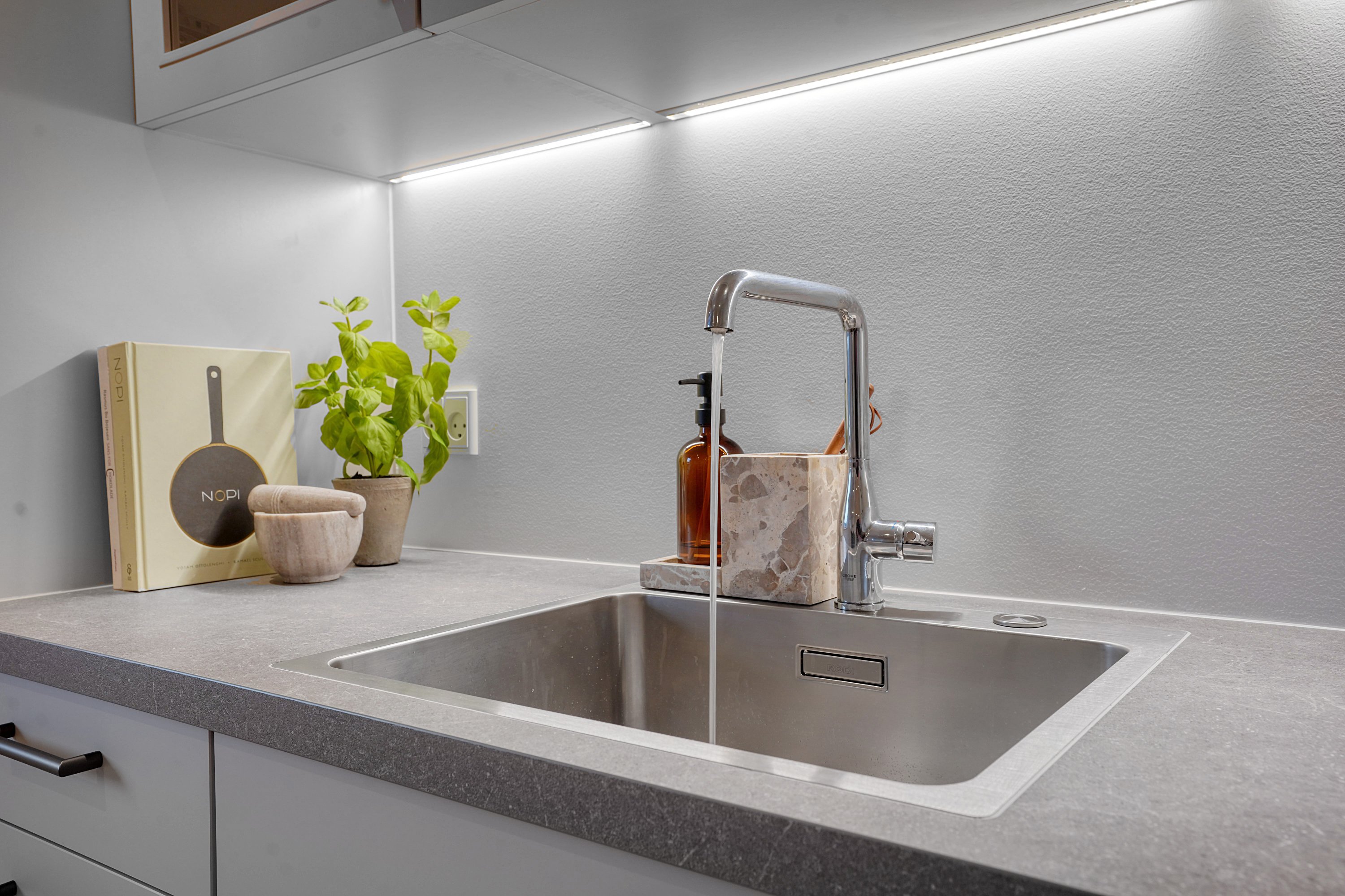 Fremhævet køkken billede i fuldskærmstilstand. Billede af Bymidten 37, 1. a., 3500 Værløse