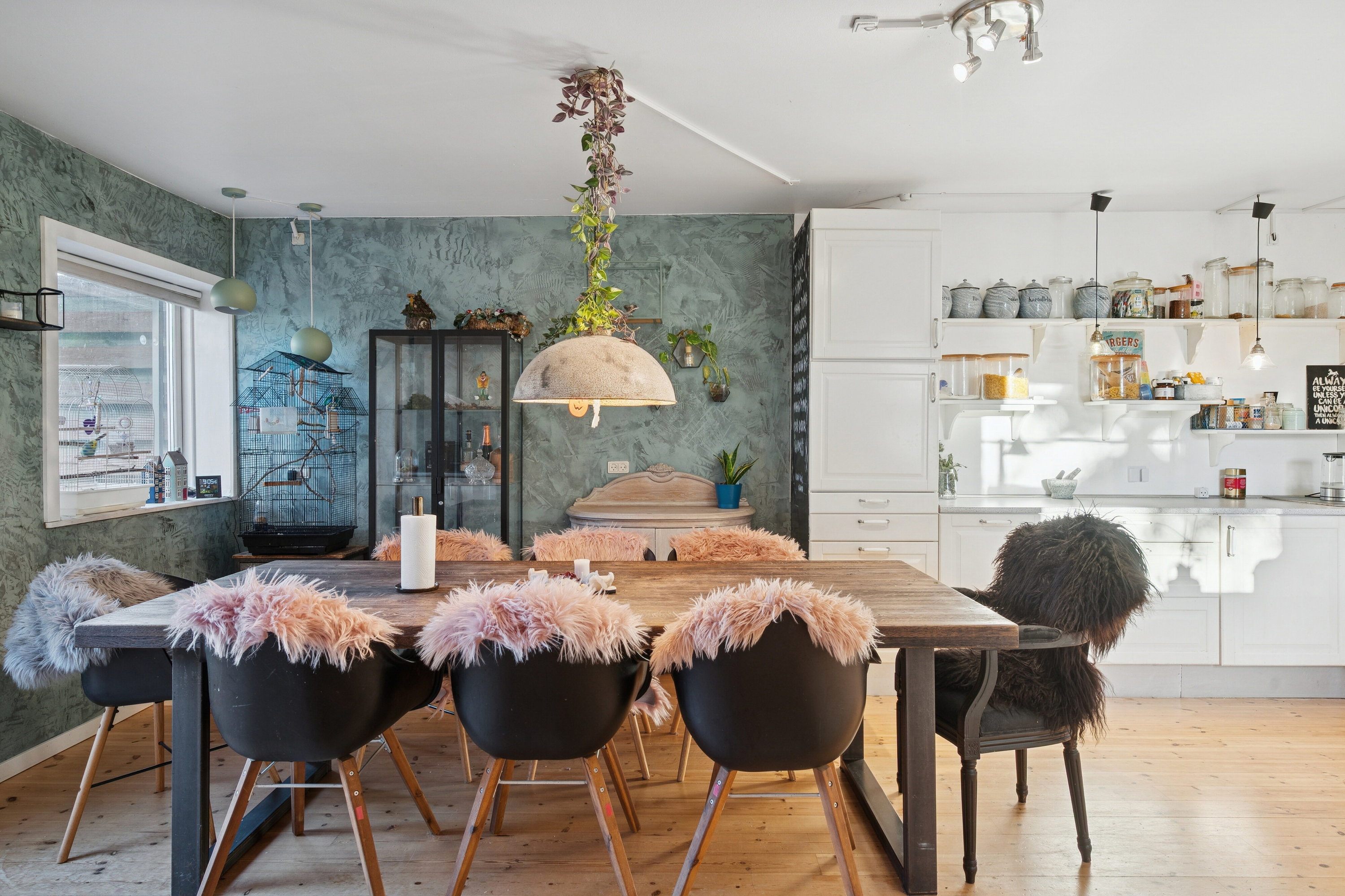 Fremhævet spisestue billede i fuldskærmstilstand. Billede af Sønderkær 24, 2650 Hvidovre