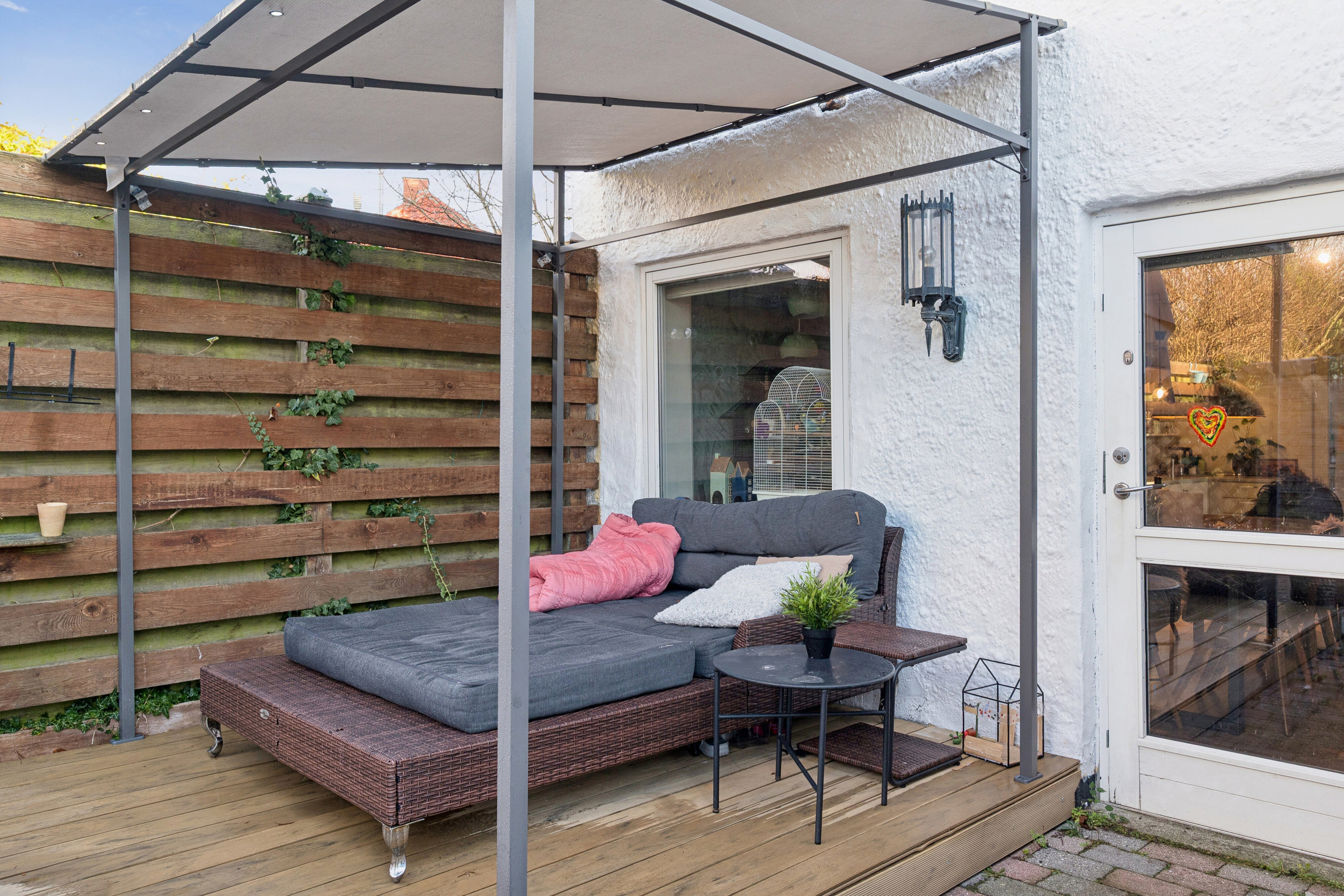 Fremhævet overdækket terrasse billede i fuldskærmstilstand. Billede af Sønderkær 24, 2650 Hvidovre