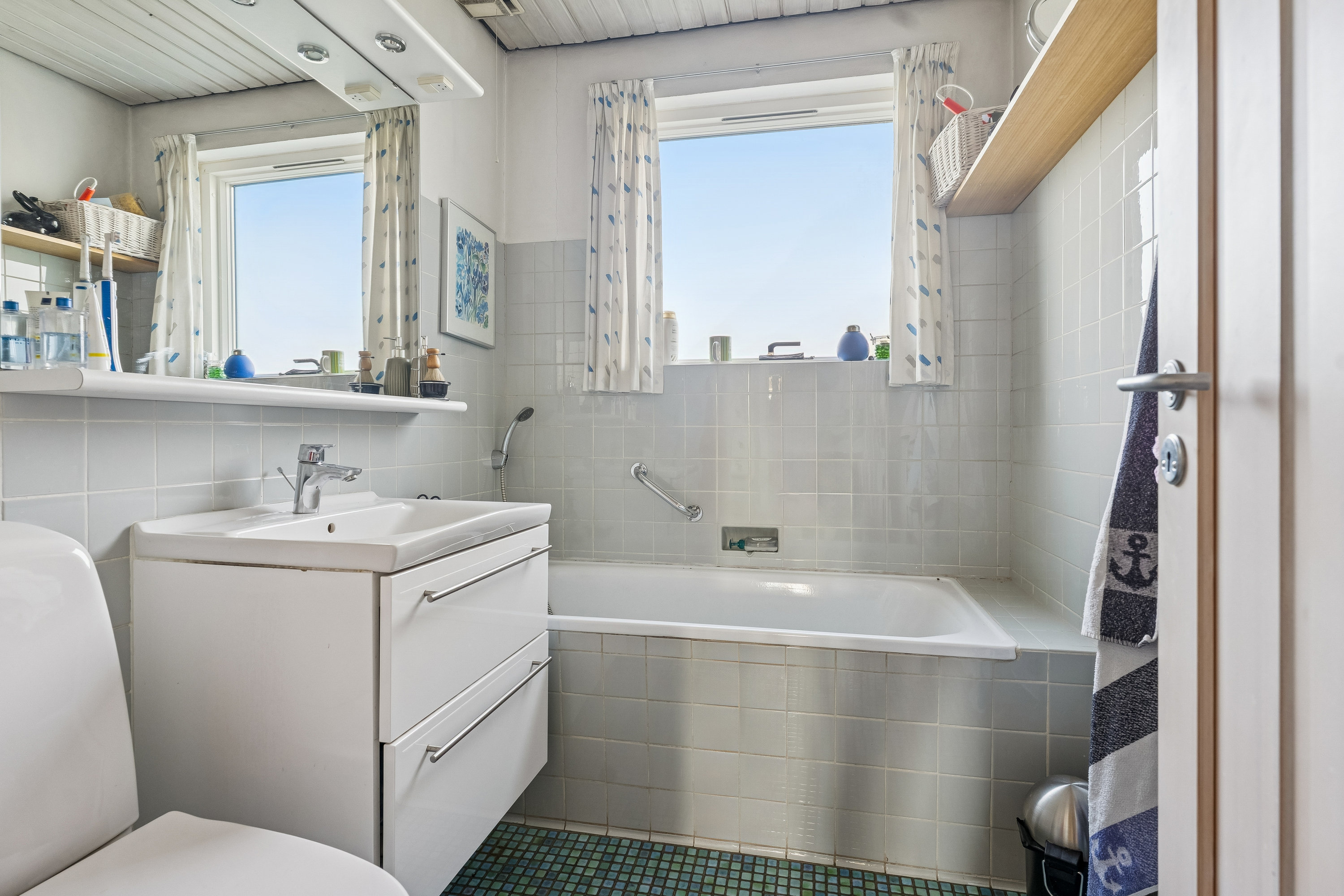 Fremhævet badeværelse billede i fuldskærmstilstand. Billede af Nattergalevej 4, 8990 Fårup