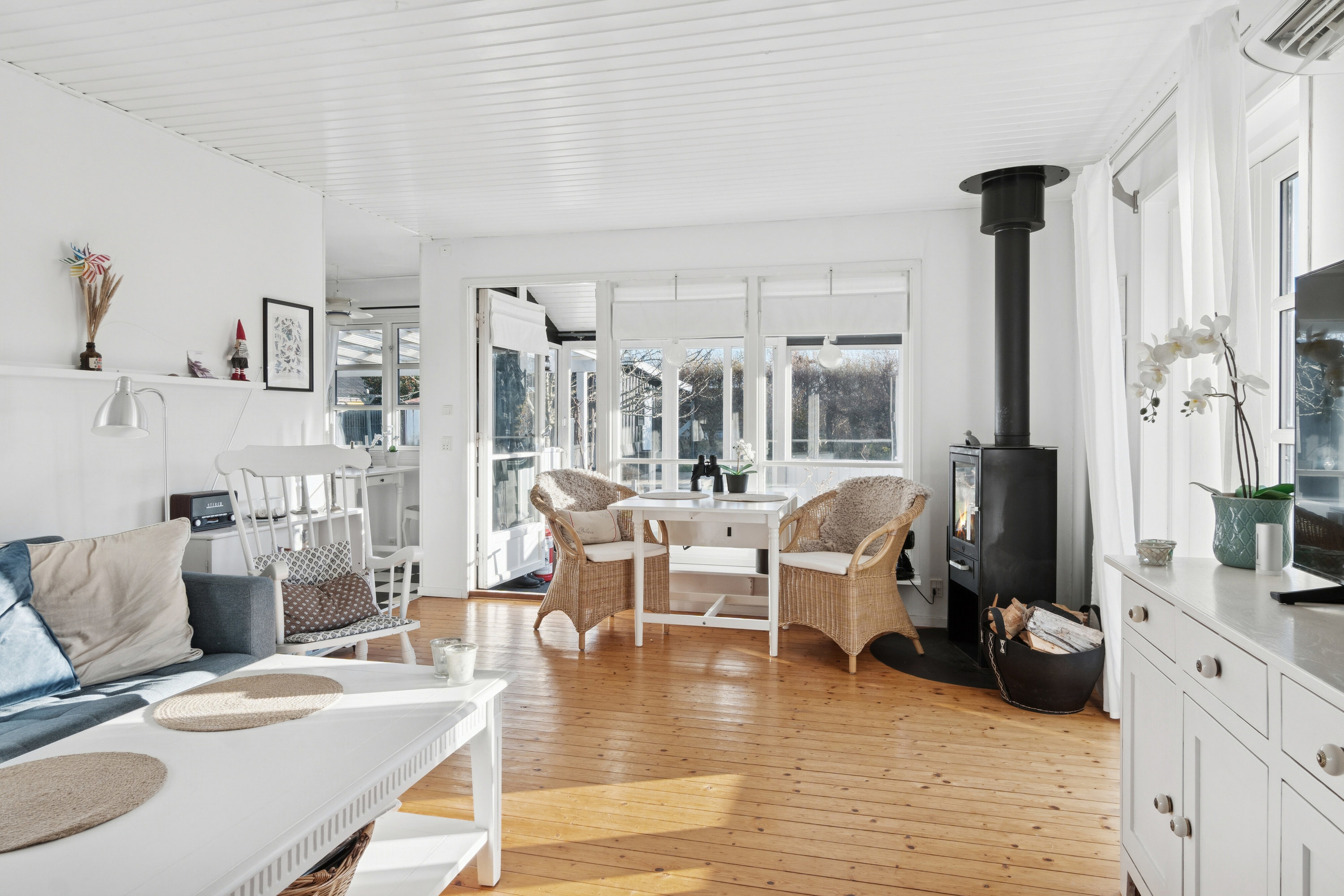 Fremhævet stue billede i fuldskærmstilstand. Billede af Engløbet 3, Højby Lyng, 4573 Højby