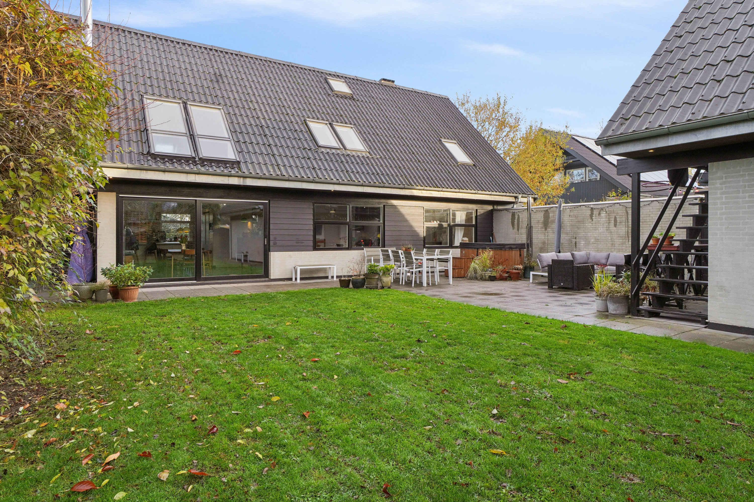 Miniaturebillede 1: set fra haven. Billede af Hirsevej 21, 4040 Jyllinge