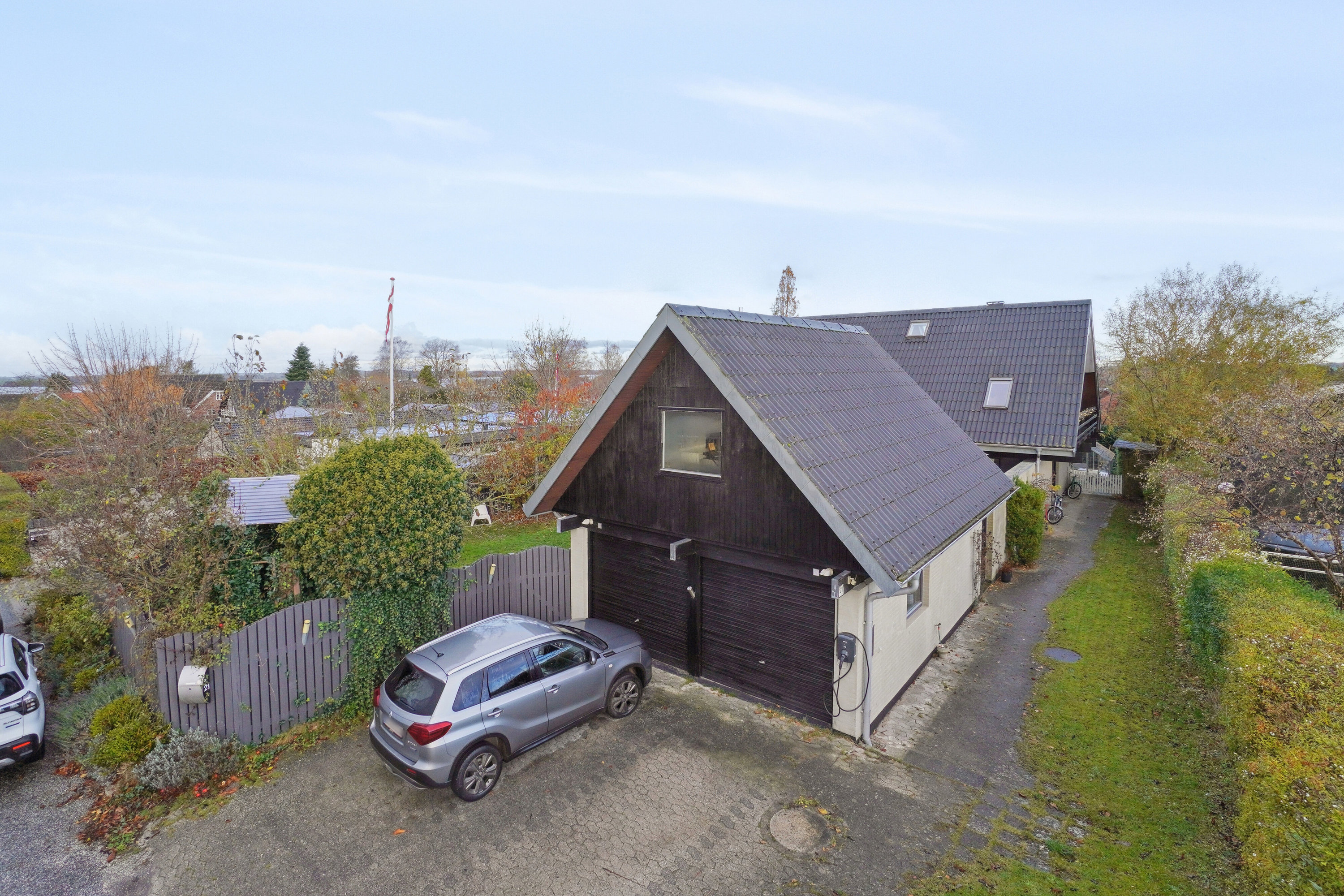 Fremhævet set fra vejen billede i fuldskærmstilstand. Billede af Hirsevej 21, 4040 Jyllinge