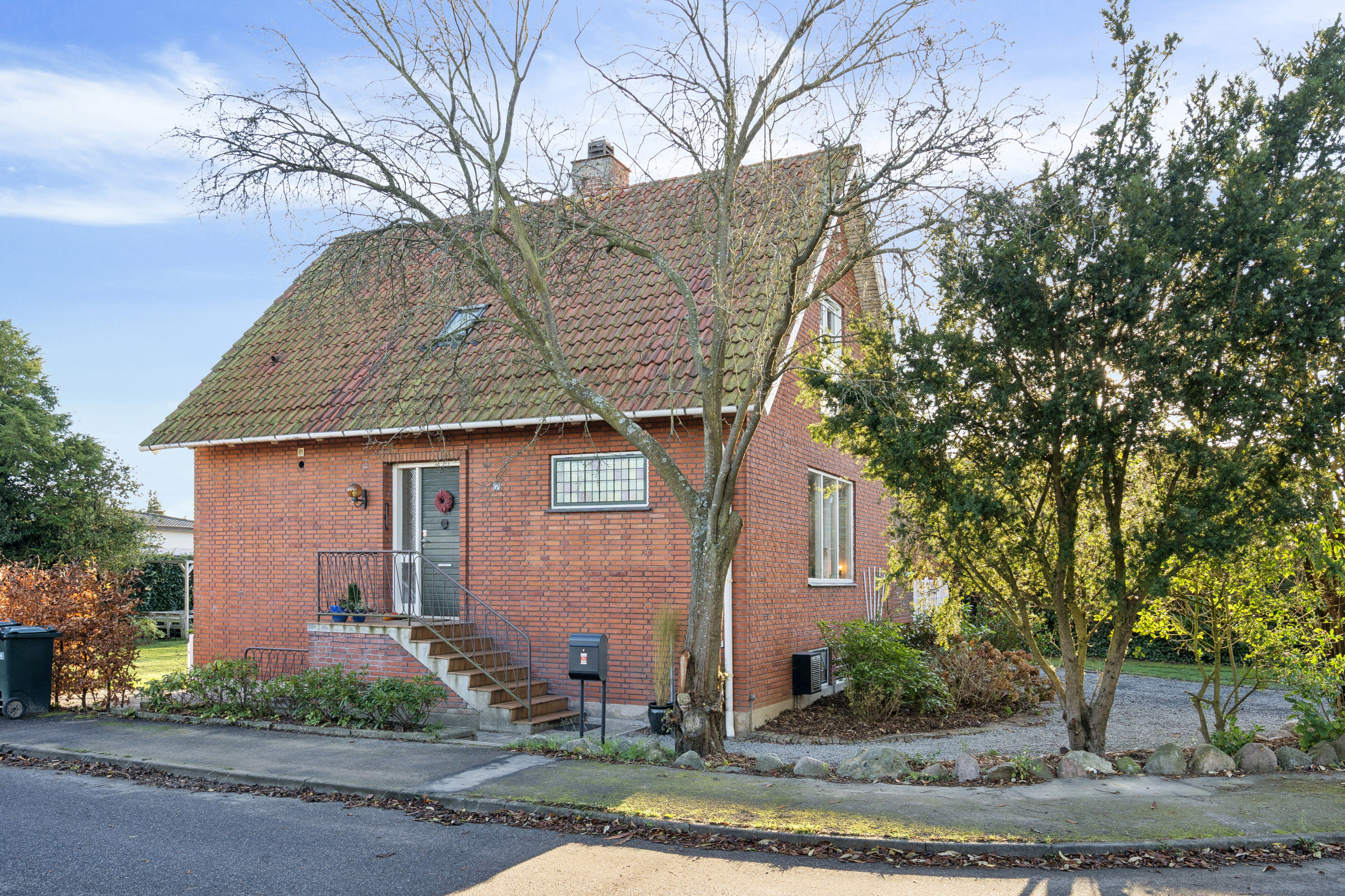 Miniaturebillede 1: set fra vejen. Billede af Annasvej 10, 4600 Køge