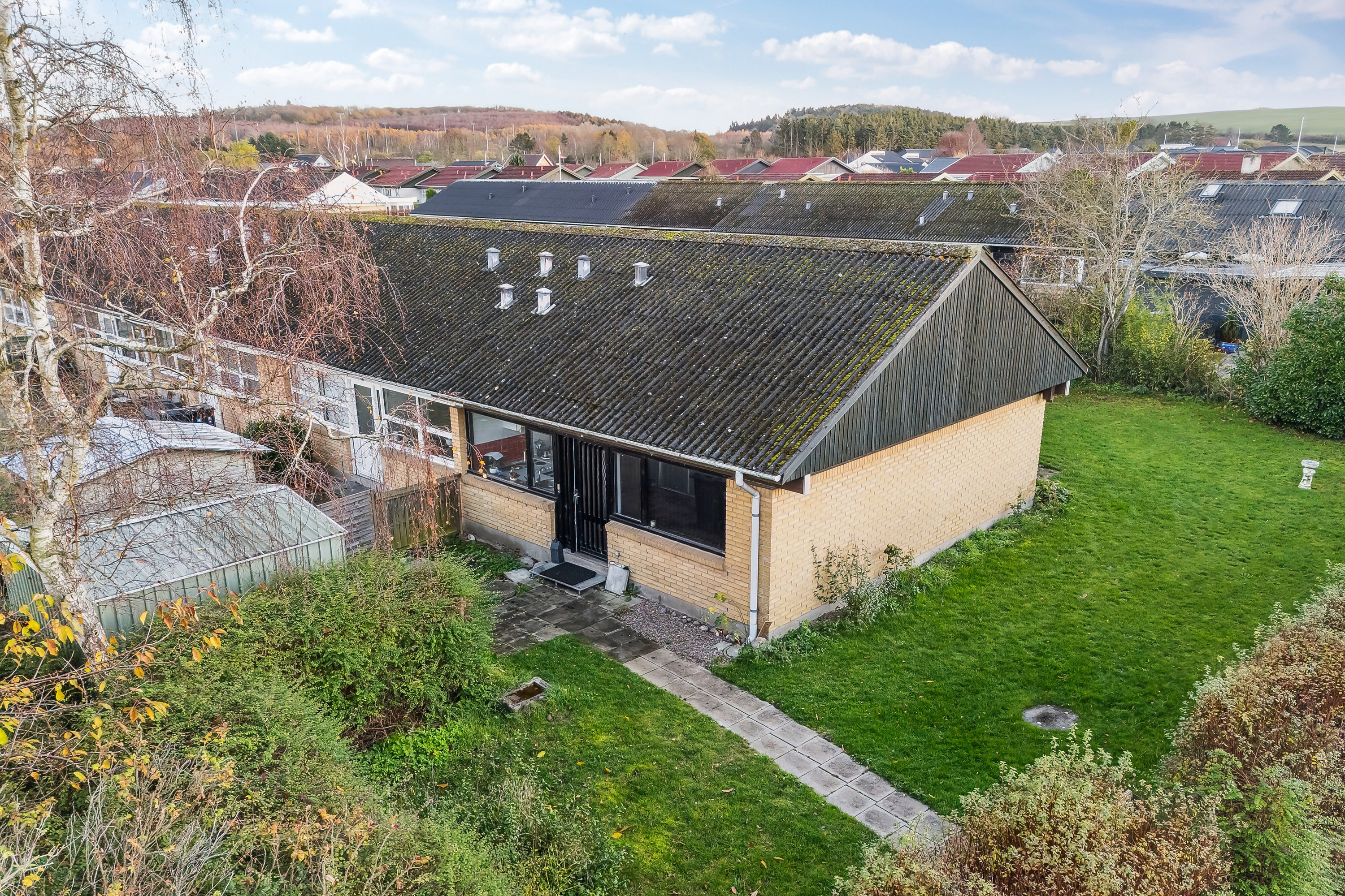 Fremhævet set fra haven billede i fuldskærmstilstand. Billede af Rosenhaven 7, 4470 Svebølle