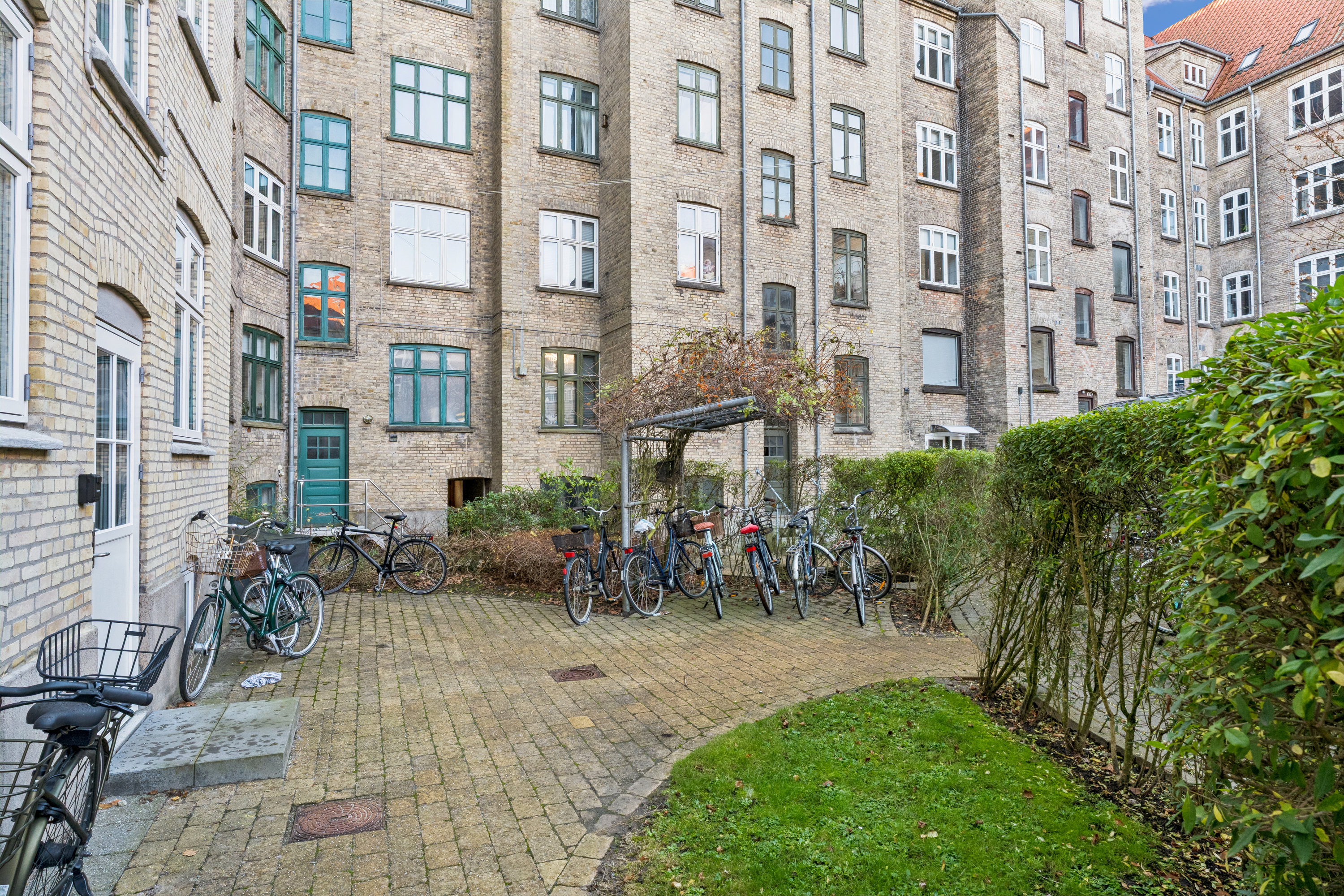 Fremhævet gårdmiljø billede i fuldskærmstilstand. Billede af Jyllandsgade 7, st.. tv., 9000 Aalborg