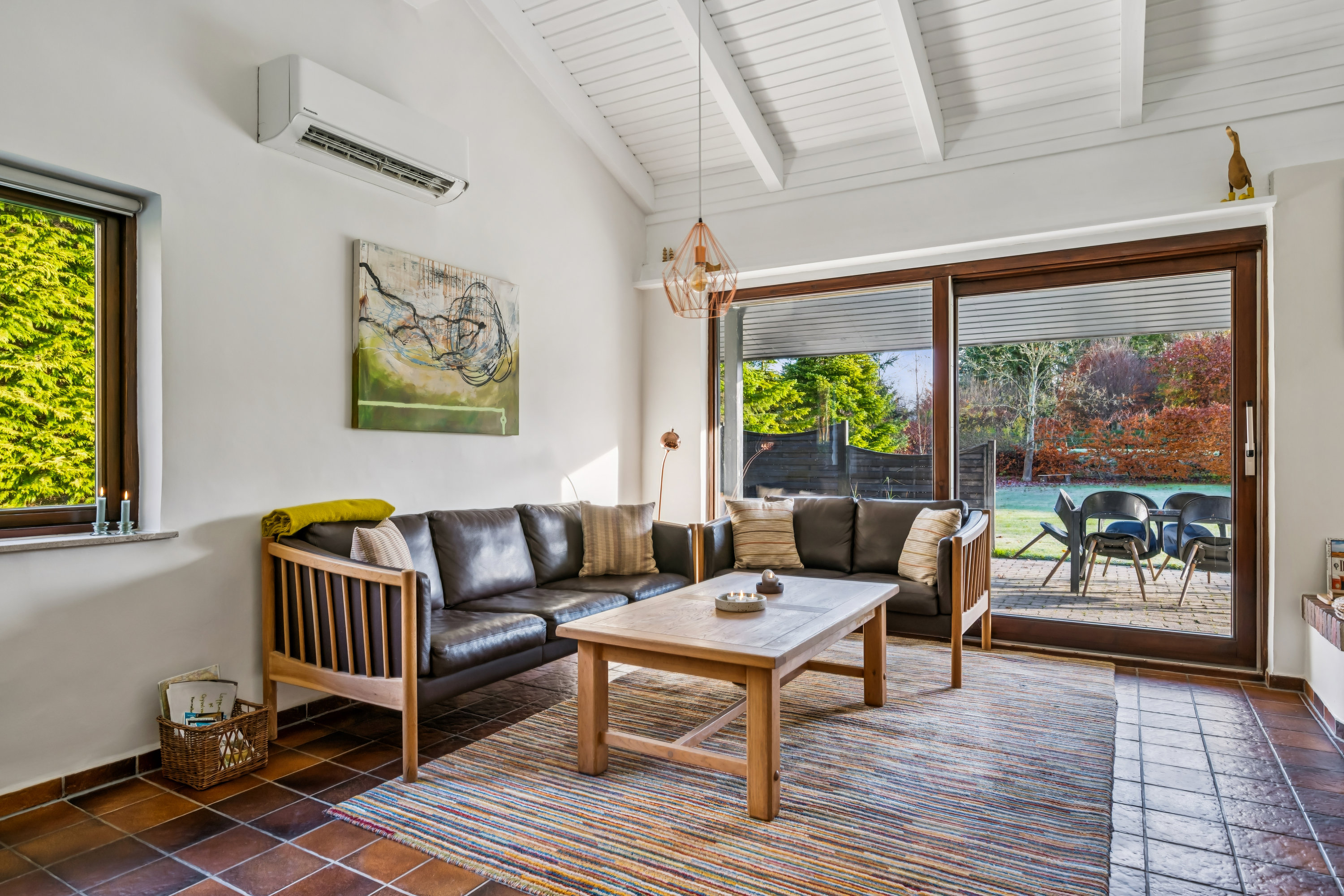 Fremhævet stue billede i fuldskærmstilstand. Billede af Lyngsbækvej 17B, Femmøller Strand, 8400 Ebeltoft