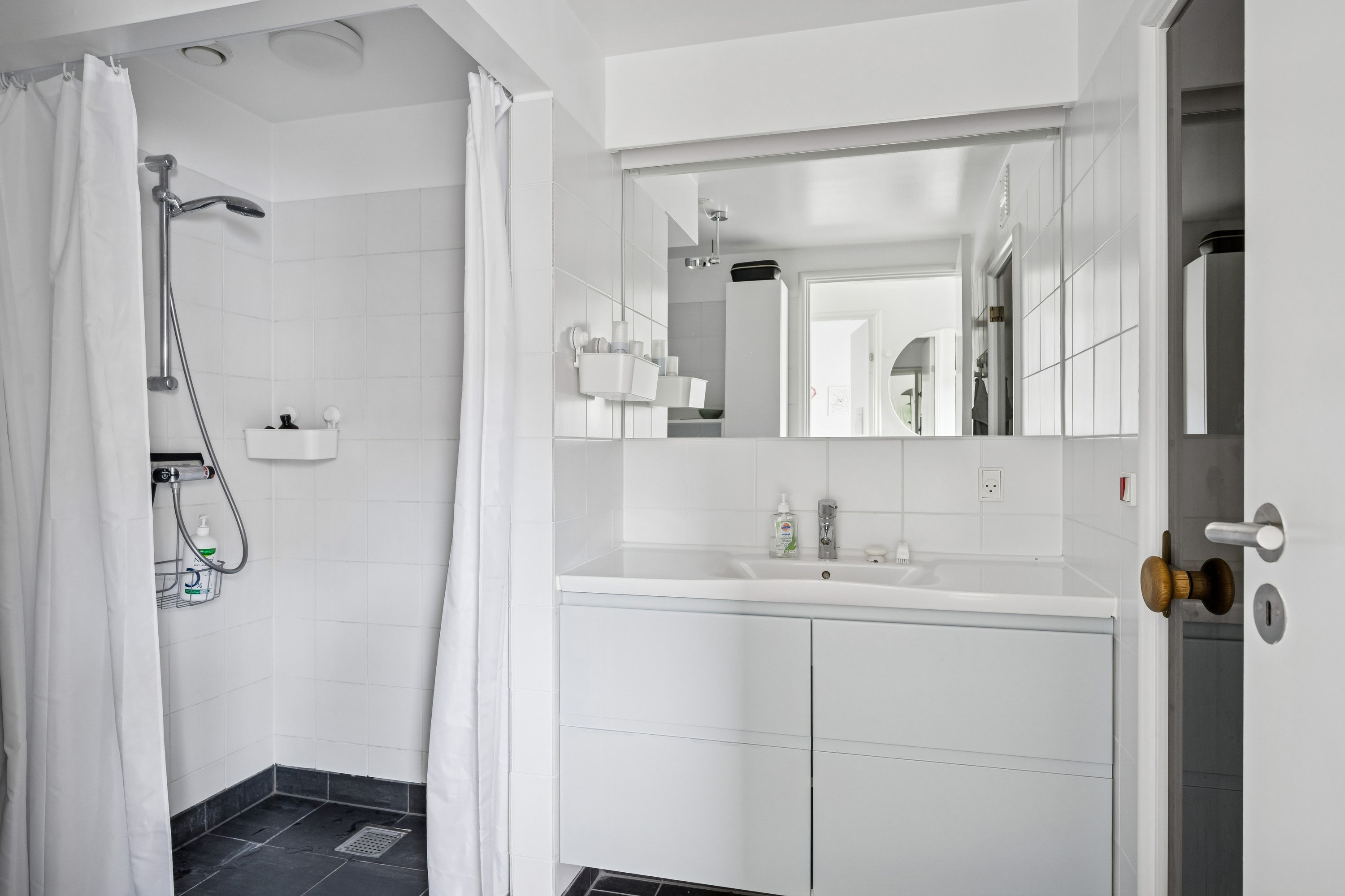 Fremhævet badeværelse billede i fuldskærmstilstand. Billede af Ndr. Strandvej 3F, 1., 8400 Ebeltoft