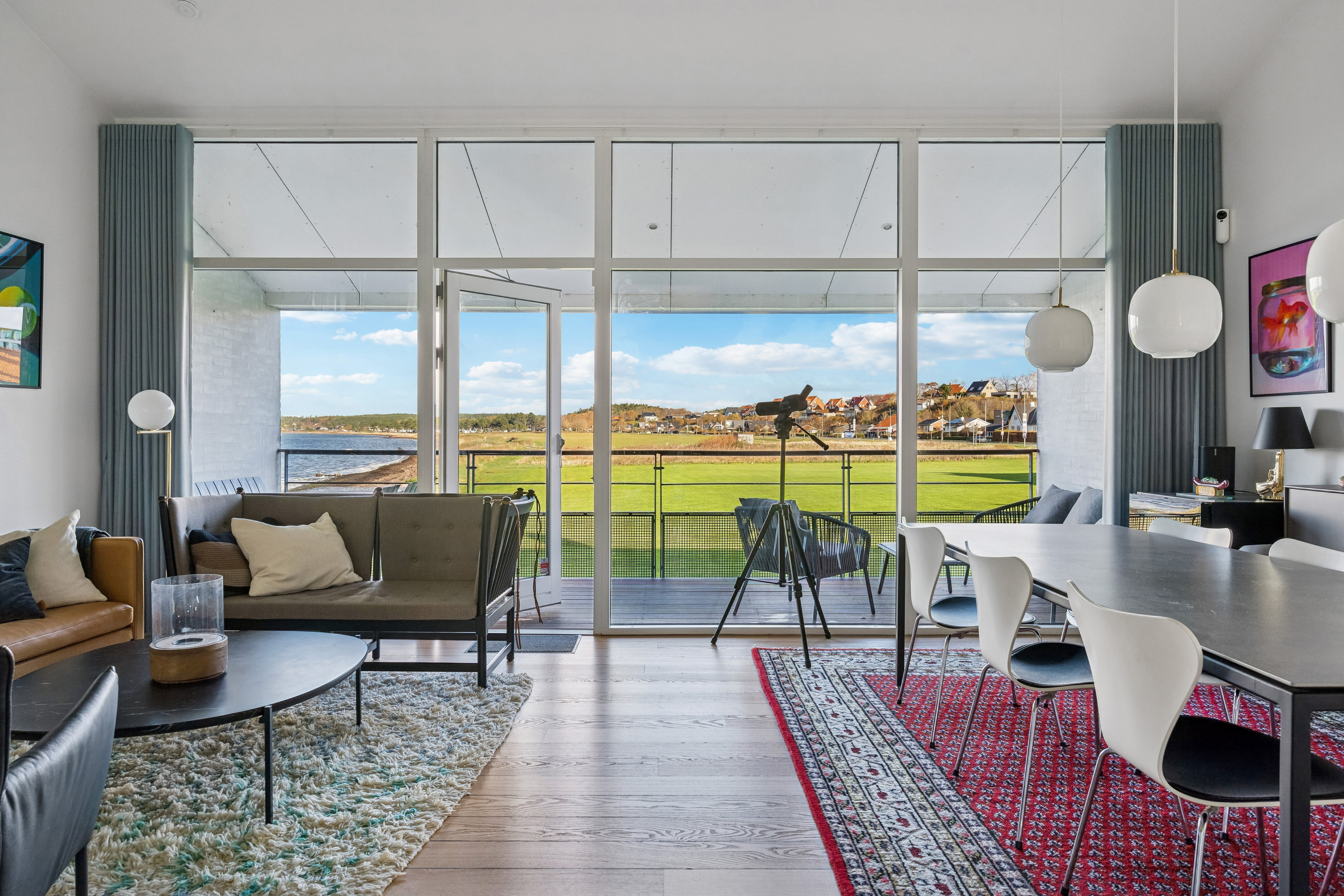 Fremhævet stue billede i fuldskærmstilstand. Billede af Ndr. Strandvej 3F, 1., 8400 Ebeltoft