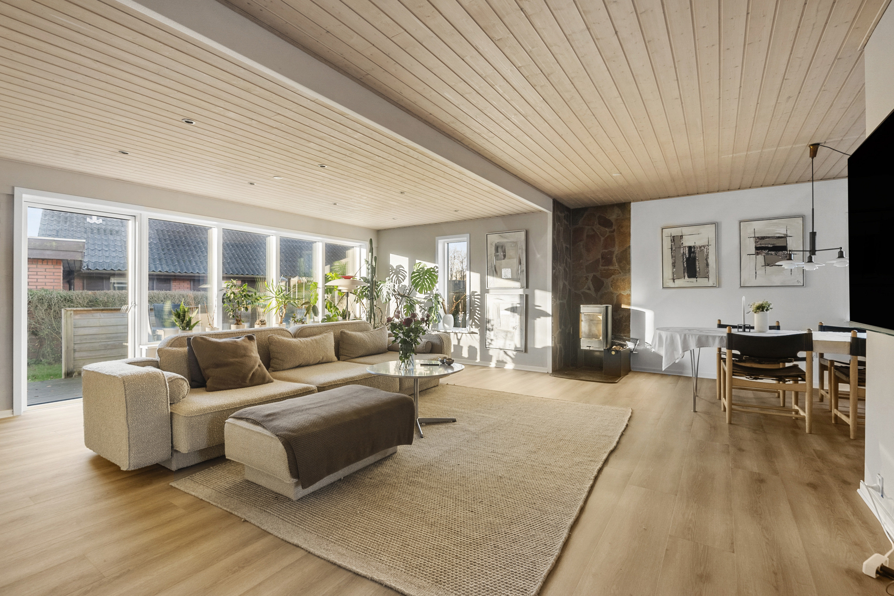 Fremhævet stue billede i fuldskærmstilstand. Billede af Lærkevej 6, 6800 Varde