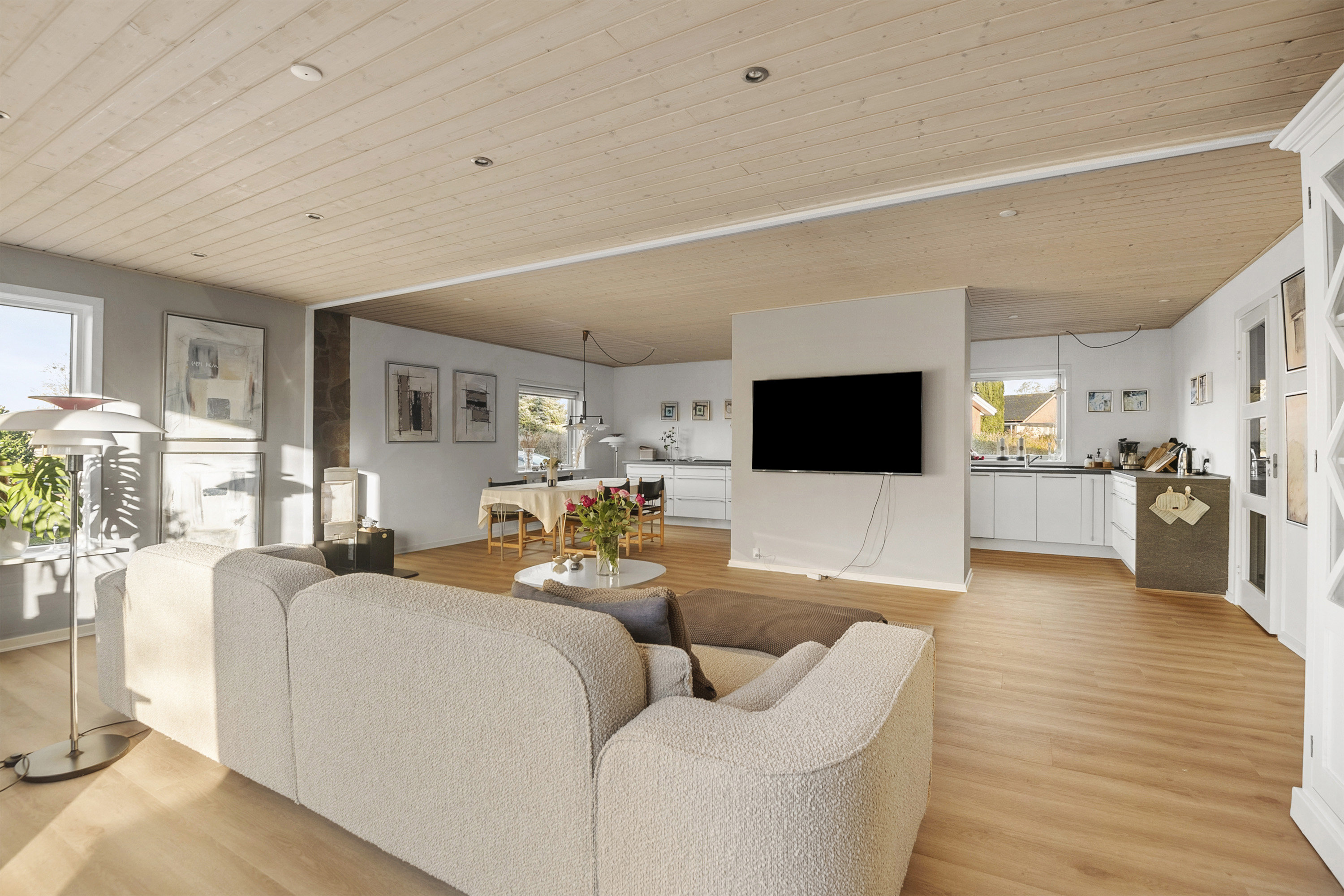 Fremhævet stue billede i fuldskærmstilstand. Billede af Lærkevej 6, 6800 Varde