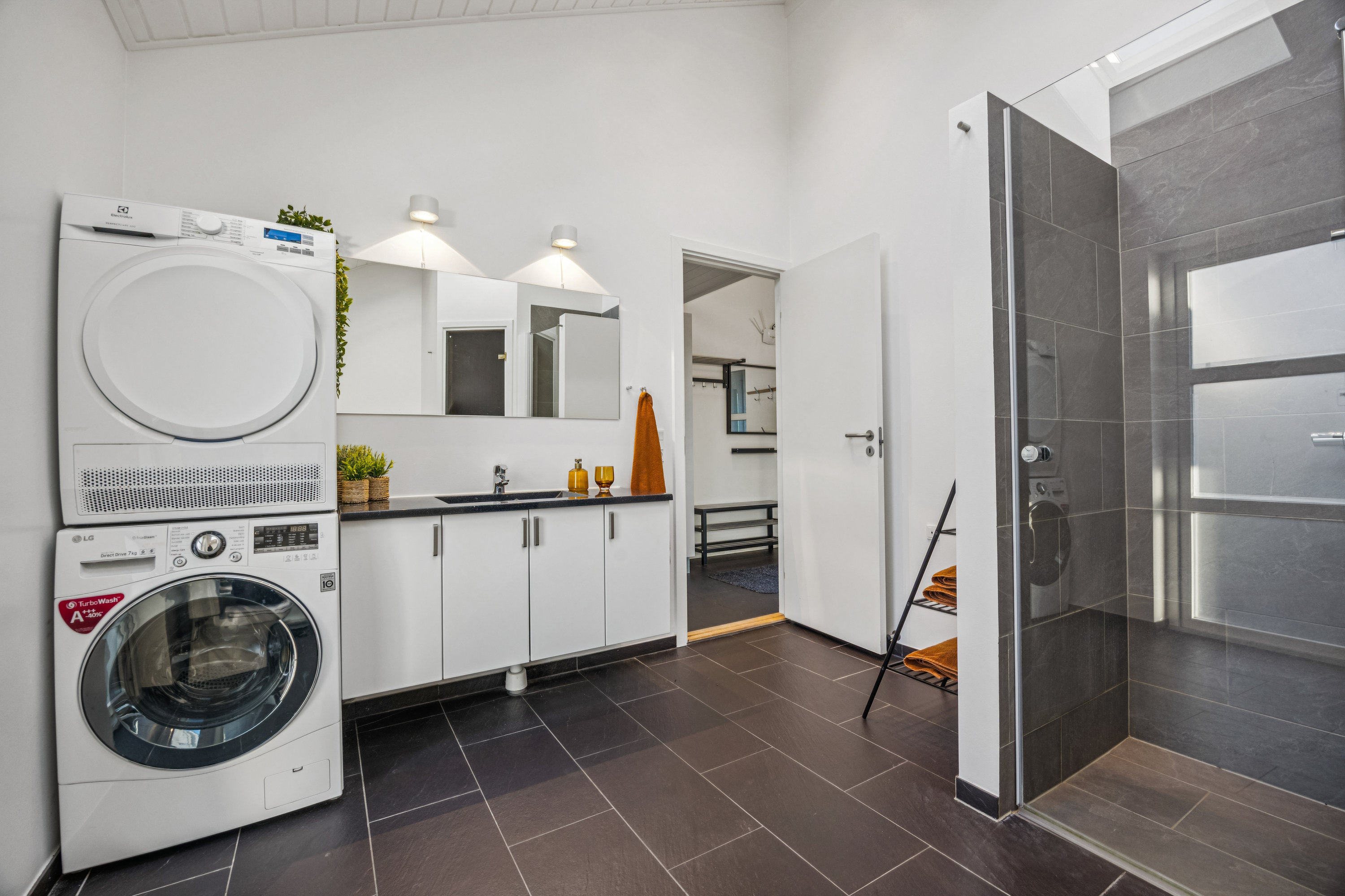 Fremhævet badeværelse billede i fuldskærmstilstand. Billede af Kystvejen 24, Hou, 9370 Hals