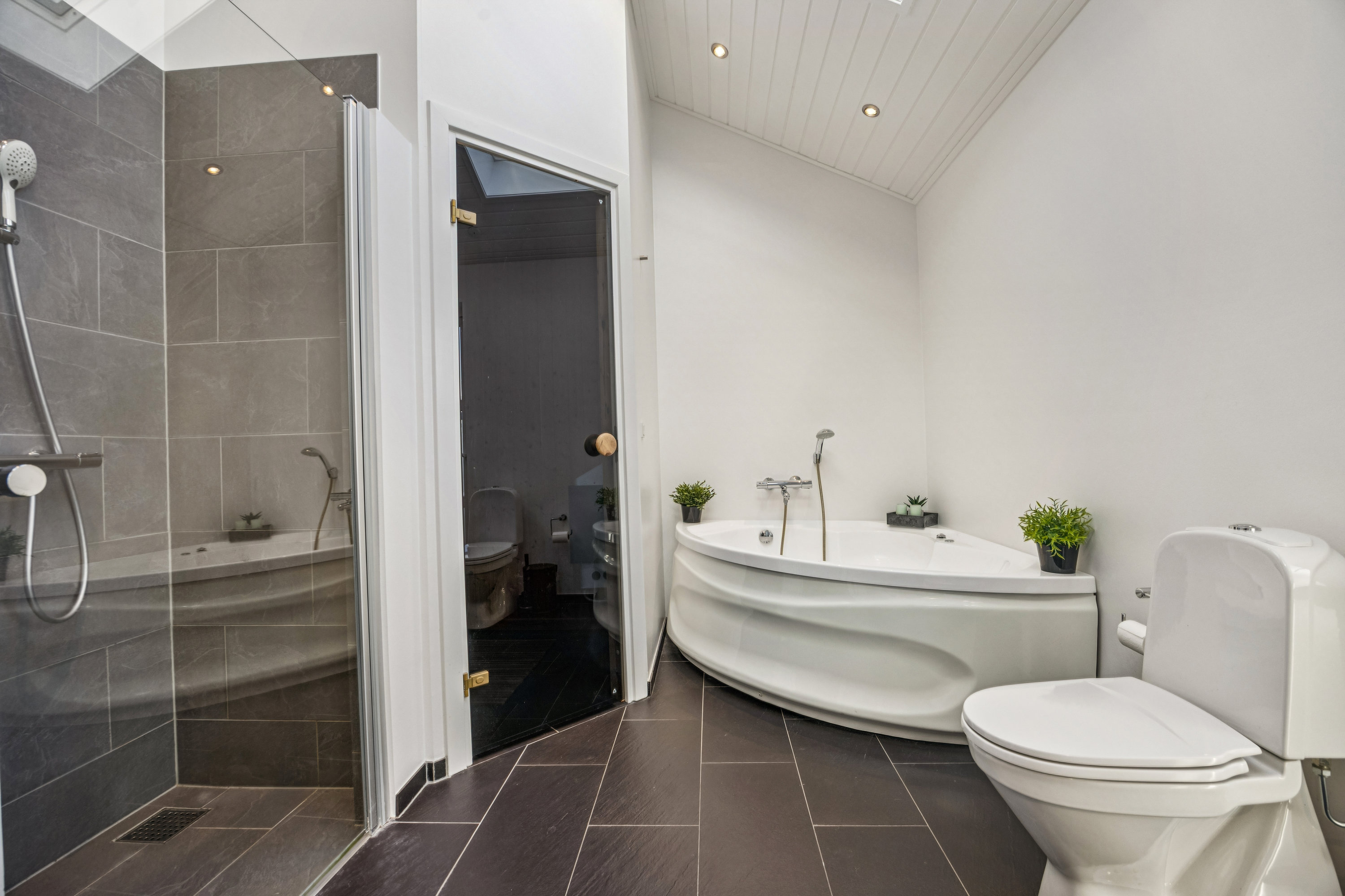 Fremhævet badeværelse billede i fuldskærmstilstand. Billede af Kystvejen 24, Hou, 9370 Hals