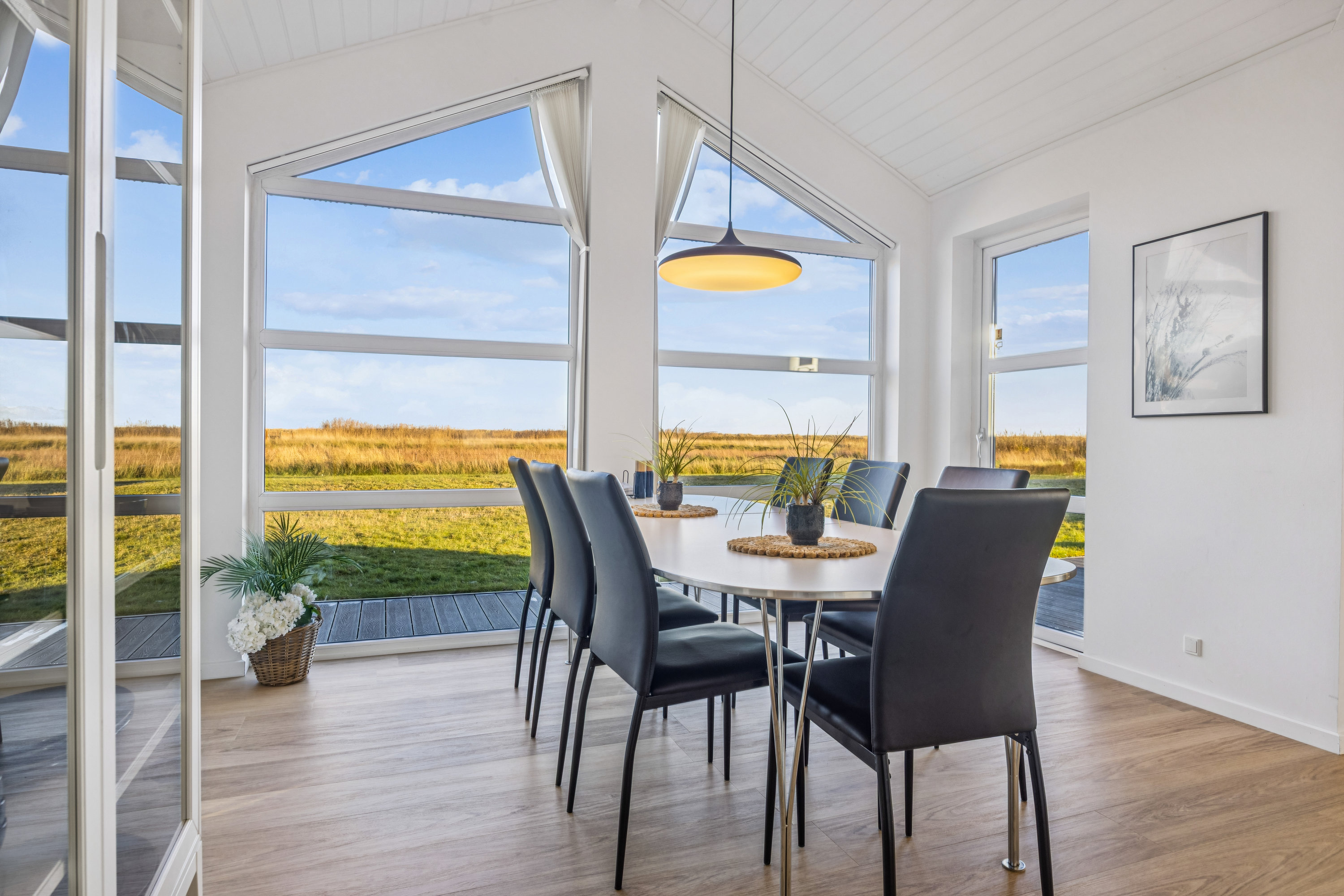 Fremhævet stue billede i fuldskærmstilstand. Billede af Kystvejen 24, Hou, 9370 Hals