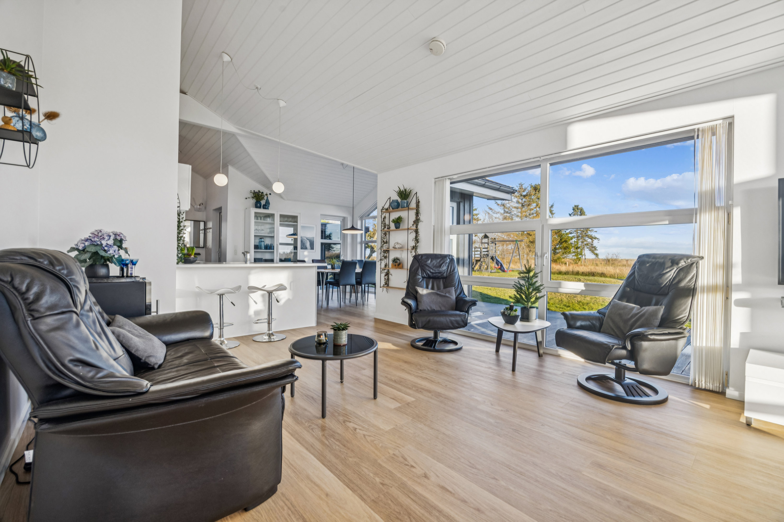 Fremhævet stue billede i fuldskærmstilstand. Billede af Kystvejen 24, Hou, 9370 Hals