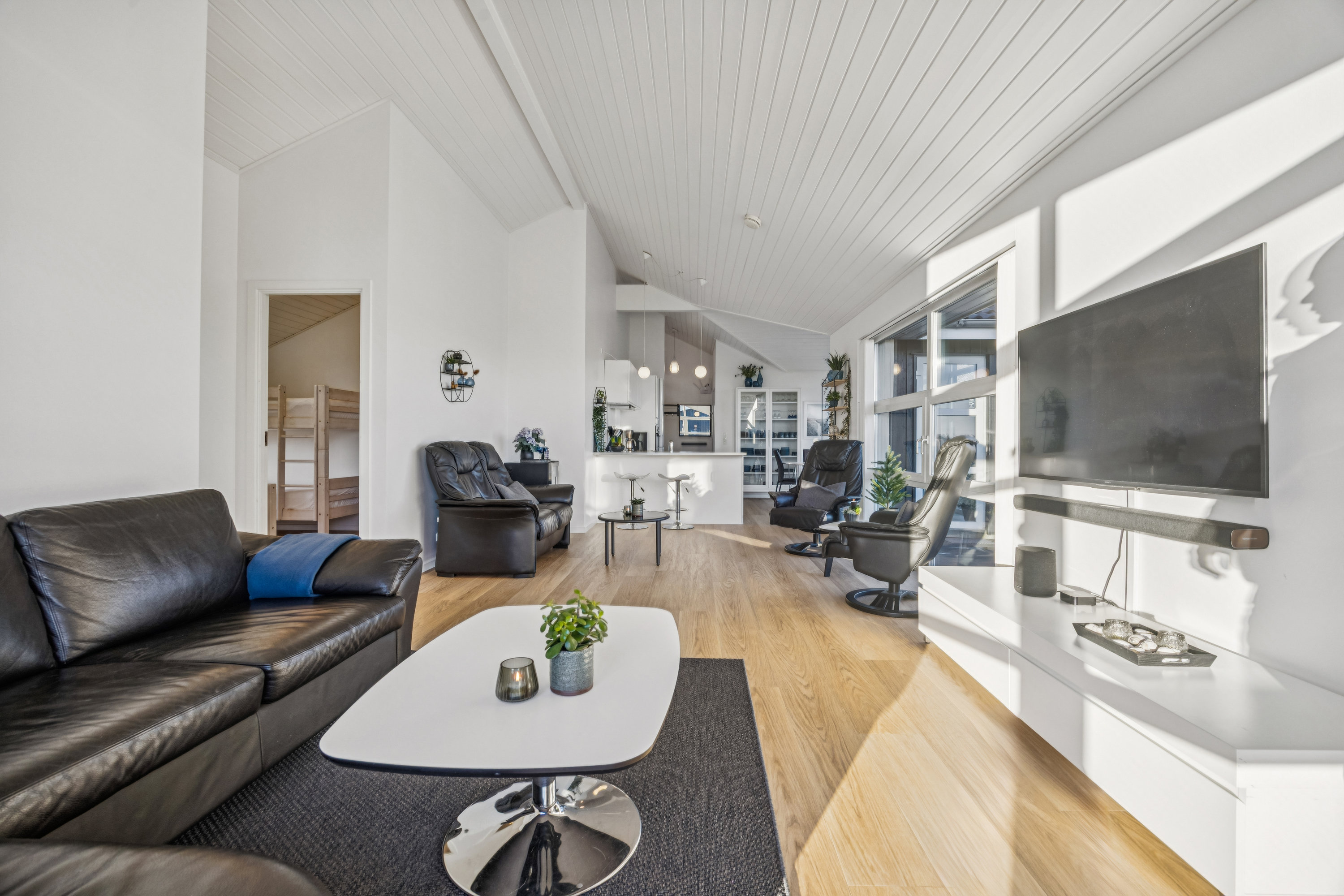 Fremhævet stue billede i fuldskærmstilstand. Billede af Kystvejen 24, Hou, 9370 Hals