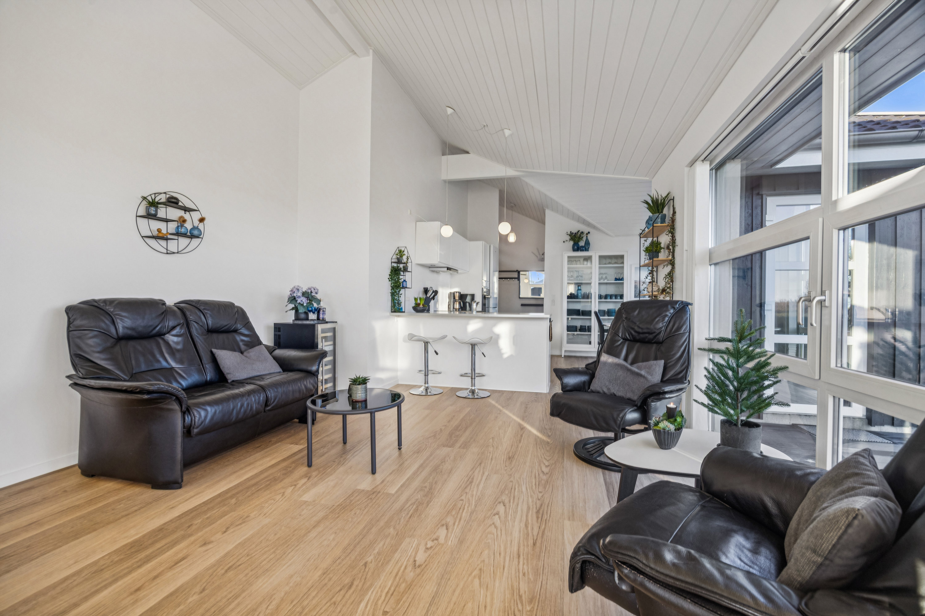 Fremhævet stue billede i fuldskærmstilstand. Billede af Kystvejen 24, Hou, 9370 Hals