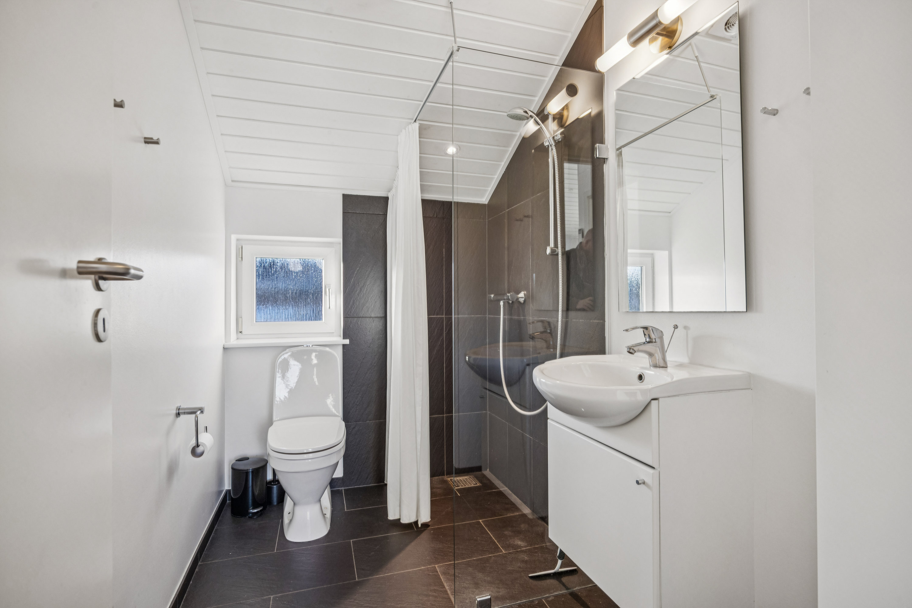 Fremhævet badeværelse billede i fuldskærmstilstand. Billede af Kystvejen 24, Hou, 9370 Hals