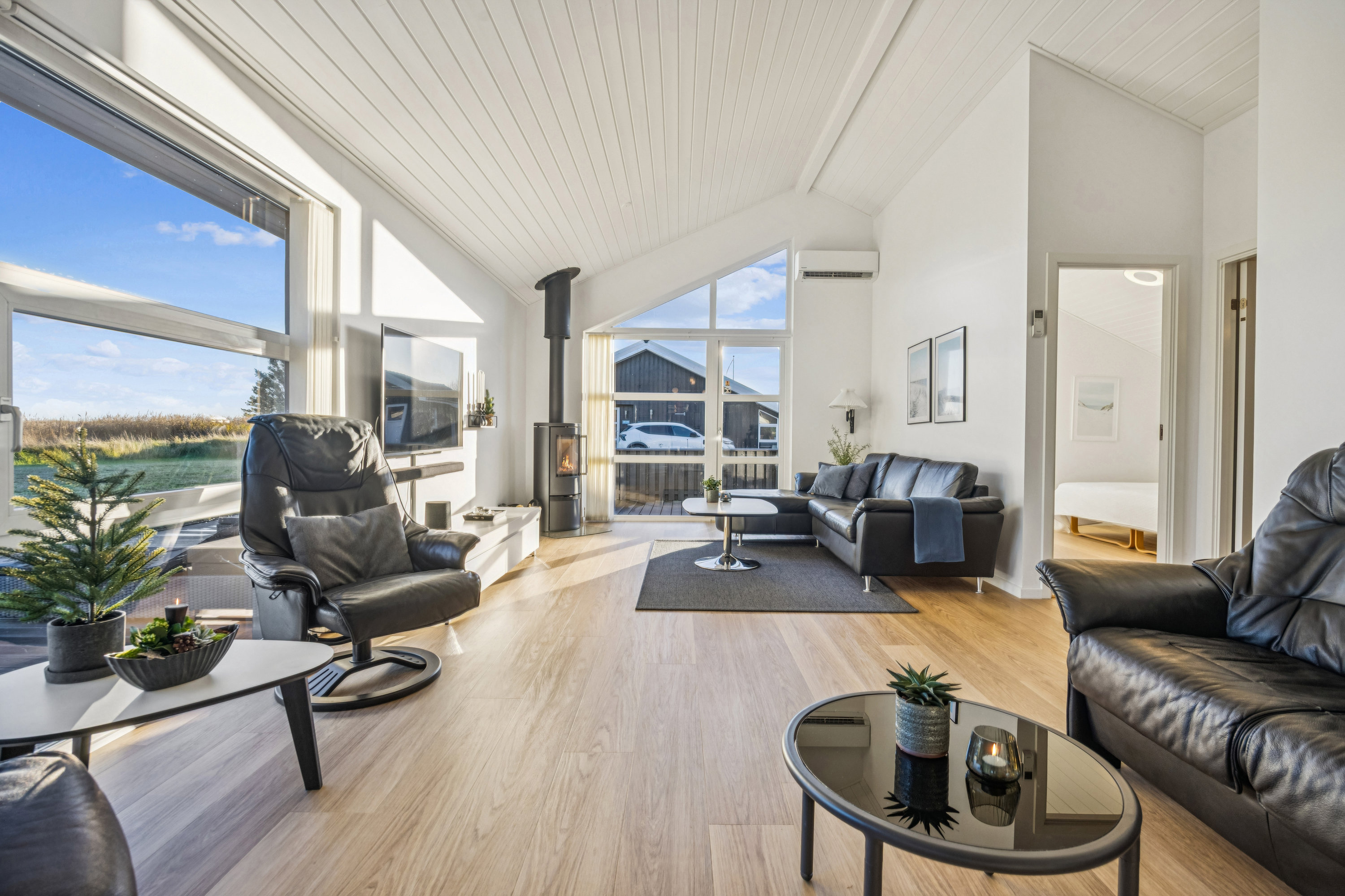 Fremhævet stue billede i fuldskærmstilstand. Billede af Kystvejen 24, Hou, 9370 Hals