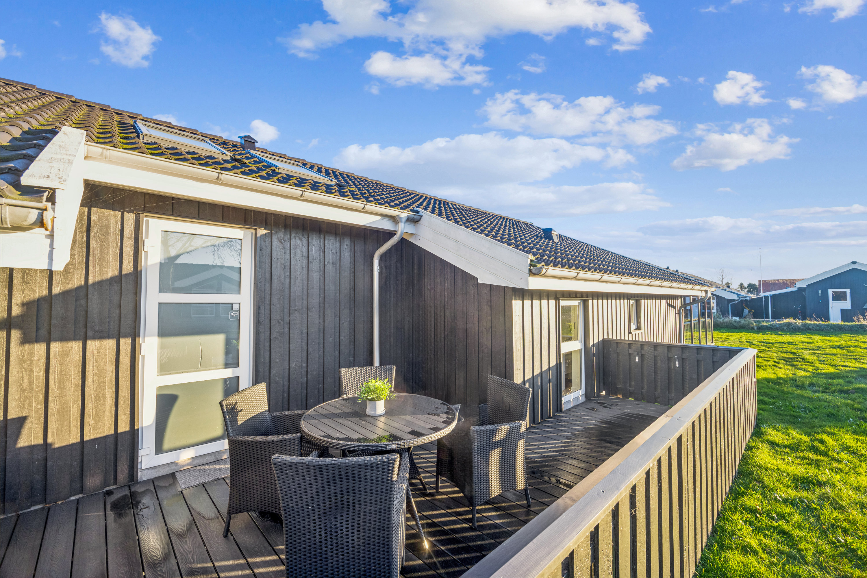 Fremhævet terrasse billede i fuldskærmstilstand. Billede af Kystvejen 24, Hou, 9370 Hals
