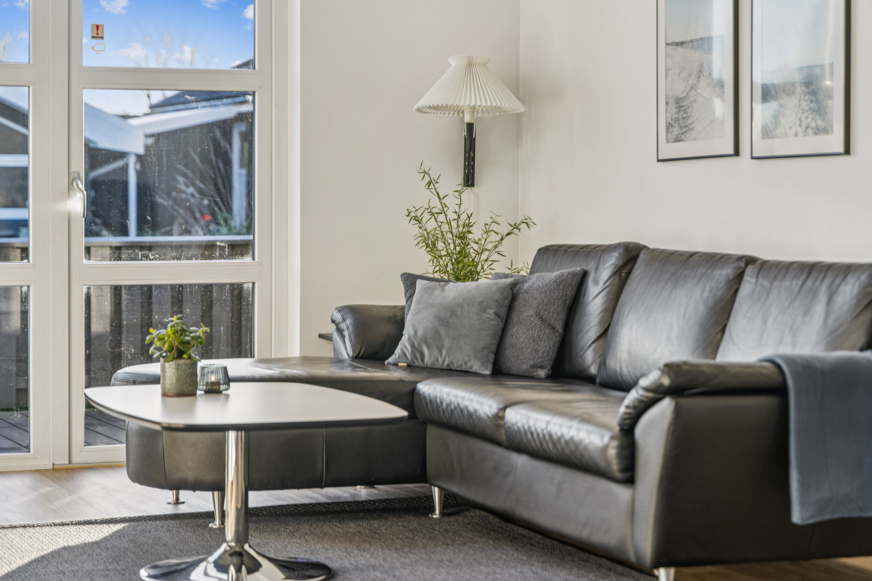 Fremhævet stue billede i fuldskærmstilstand. Billede af Kystvejen 24, Hou, 9370 Hals