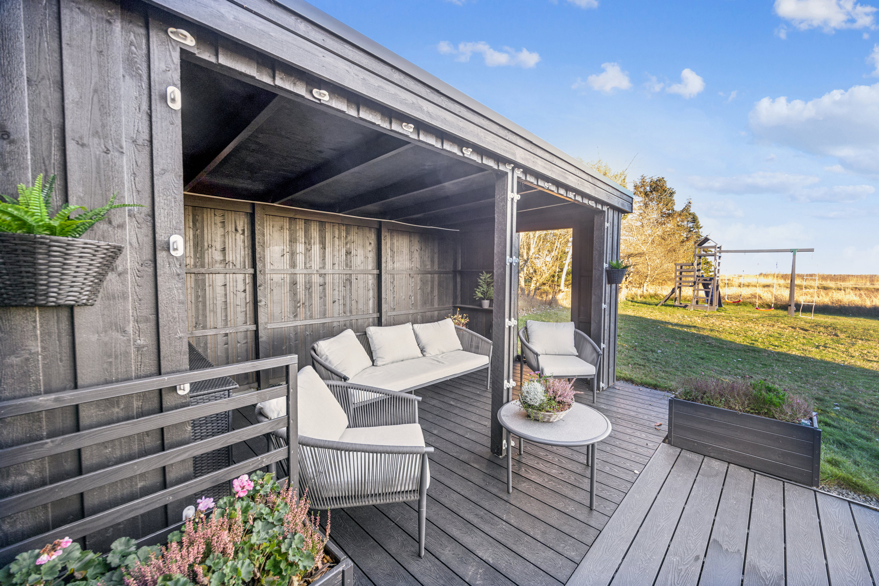 Fremhævet terrasse billede i fuldskærmstilstand. Billede af Kystvejen 24, Hou, 9370 Hals