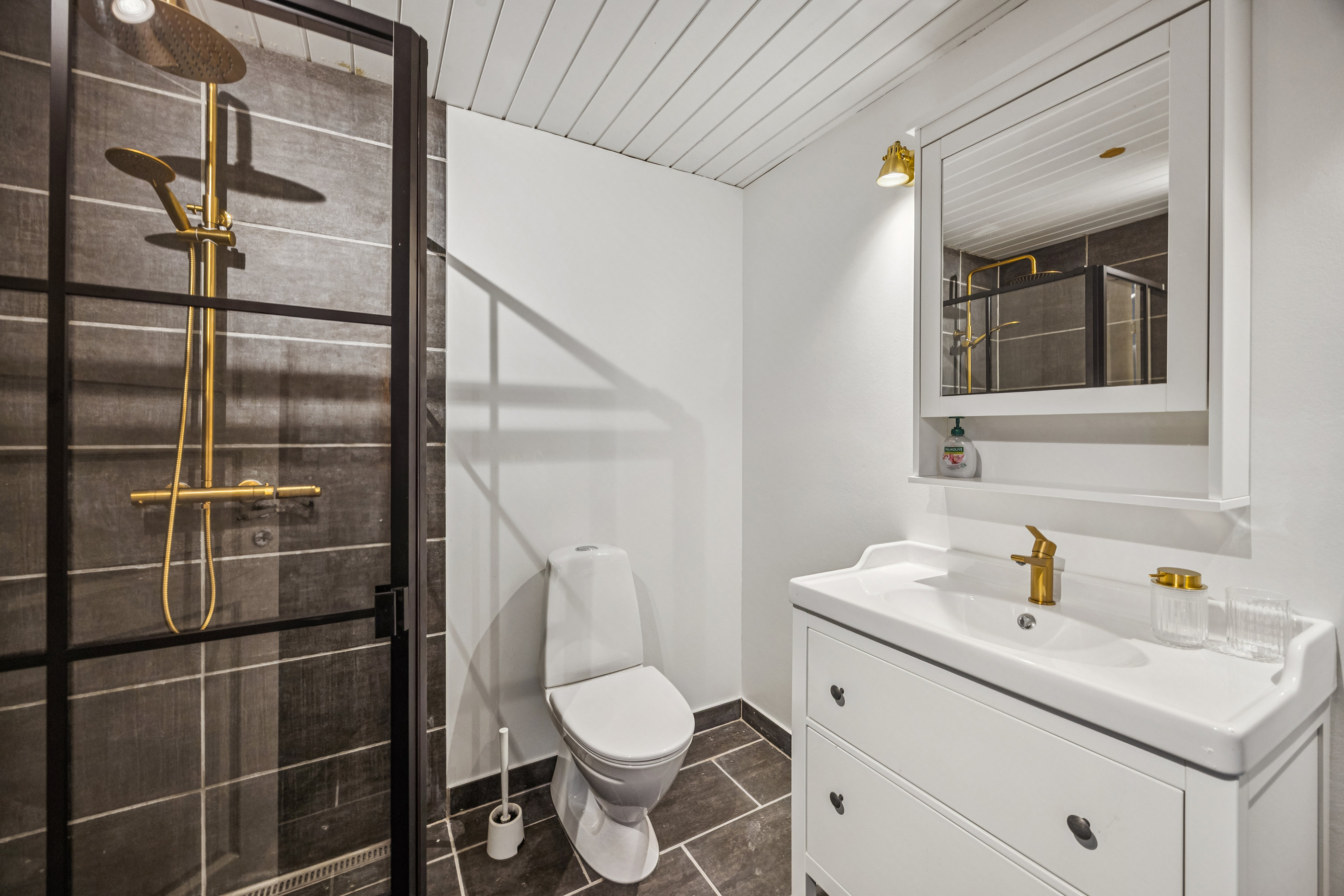 Fremhævet badeværelse billede i fuldskærmstilstand. Billede af Fyrvej 10, Bisnap, 9370 Hals