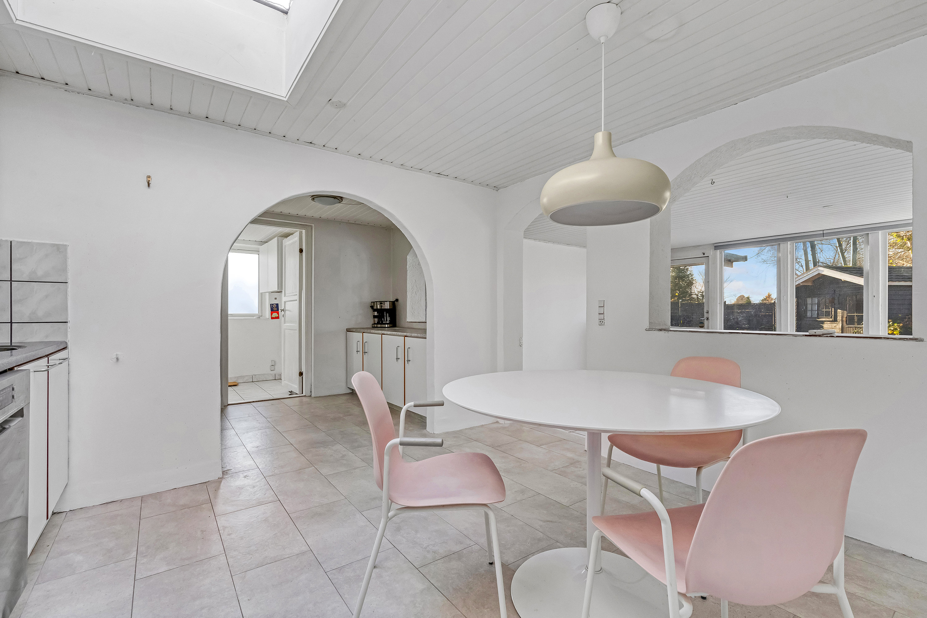 Fremhævet køkken alrum billede i fuldskærmstilstand. Billede af Gammel Kulhusvej 118, Skoven, 3630 Jægerspris