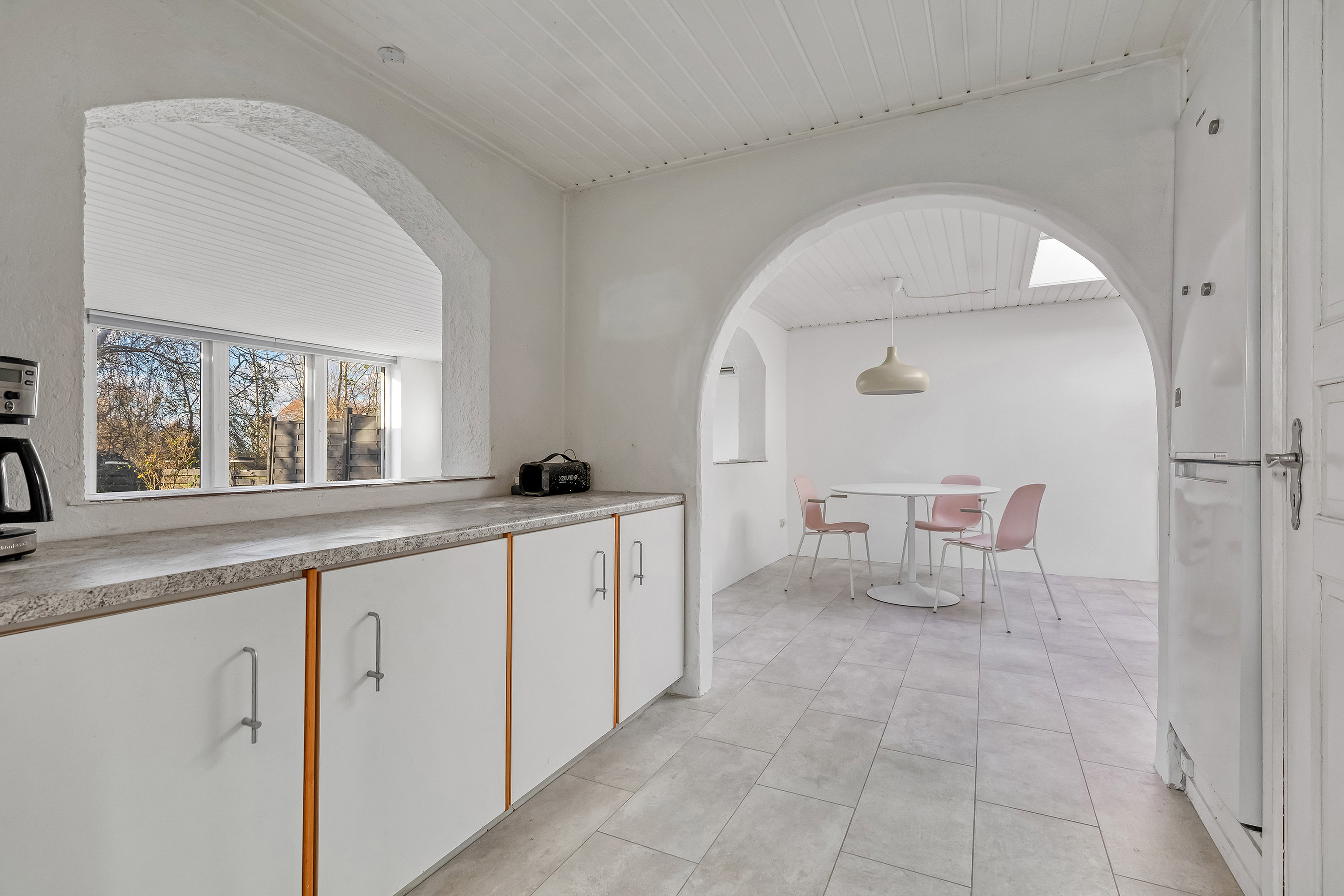 Fremhævet køkken alrum billede i fuldskærmstilstand. Billede af Gammel Kulhusvej 118, Skoven, 3630 Jægerspris