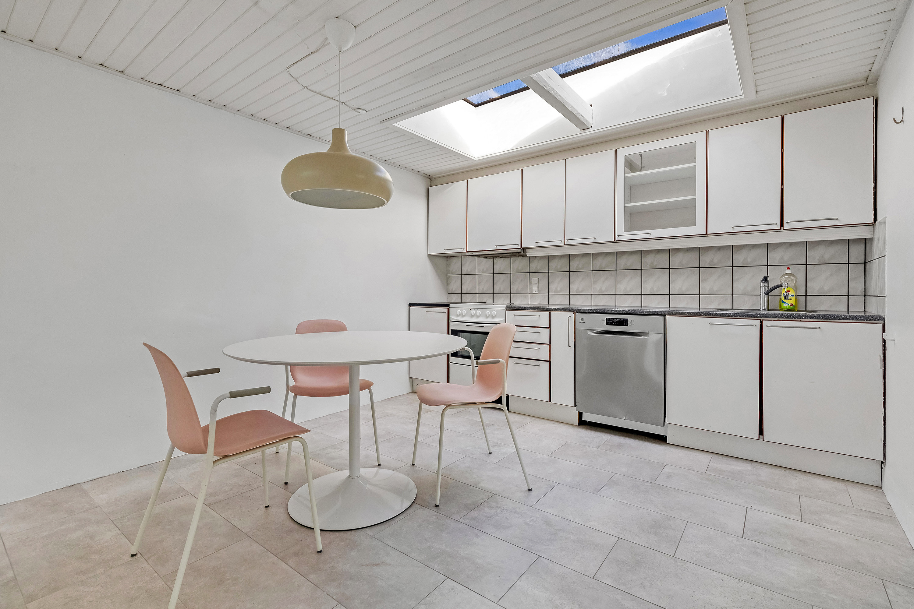 Fremhævet køkken alrum billede i fuldskærmstilstand. Billede af Gammel Kulhusvej 118, Skoven, 3630 Jægerspris