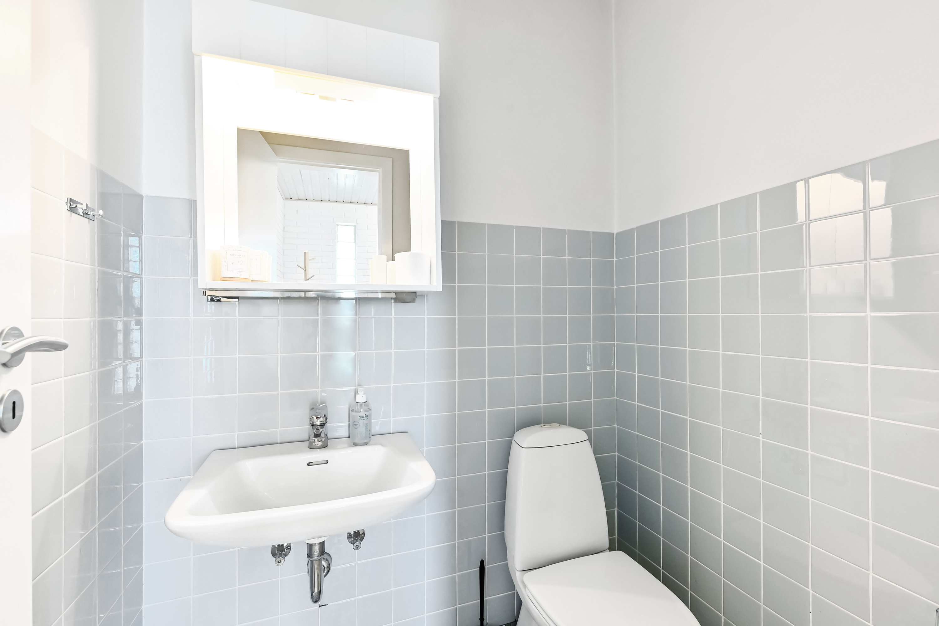 Fremhævet gæstetoilet billede i fuldskærmstilstand. Billede af Gjellerupbakken 18, Gjellerup, 7400 Herning