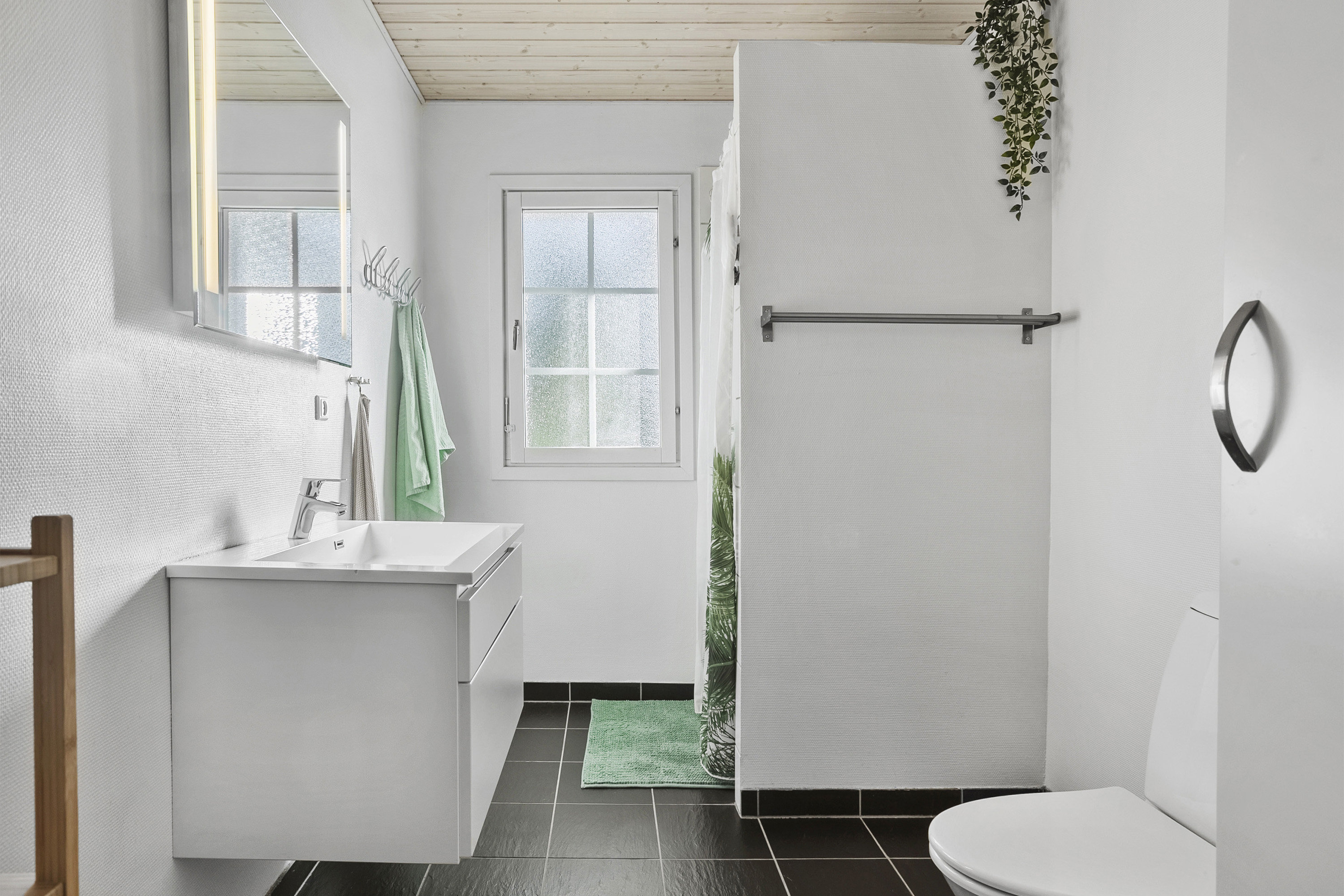 Fremhævet badeværelse billede i fuldskærmstilstand. Billede af Villesholmvænget 8, 6621 Gesten