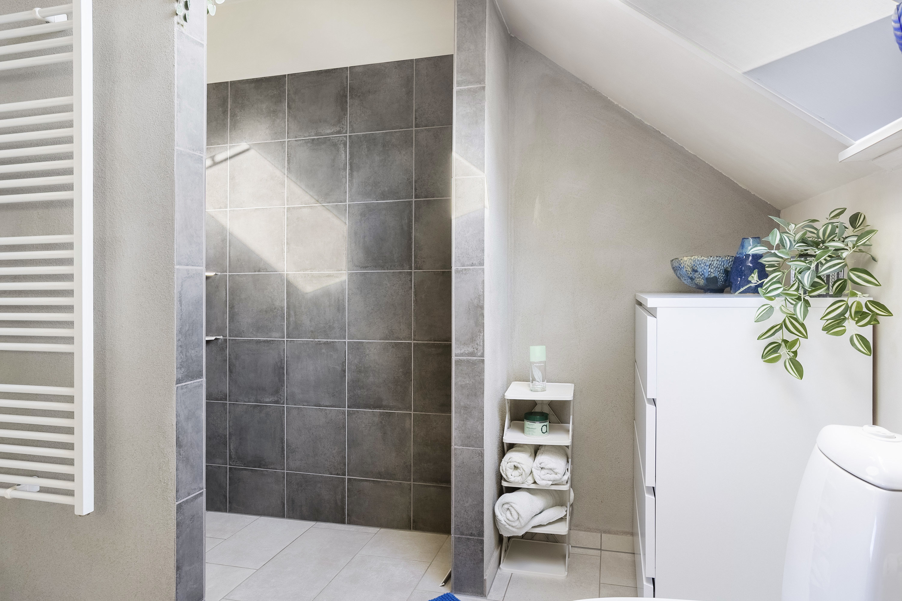 Fremhævet badeværelse billede i fuldskærmstilstand. Billede af Villesholmvænget 8, 6621 Gesten