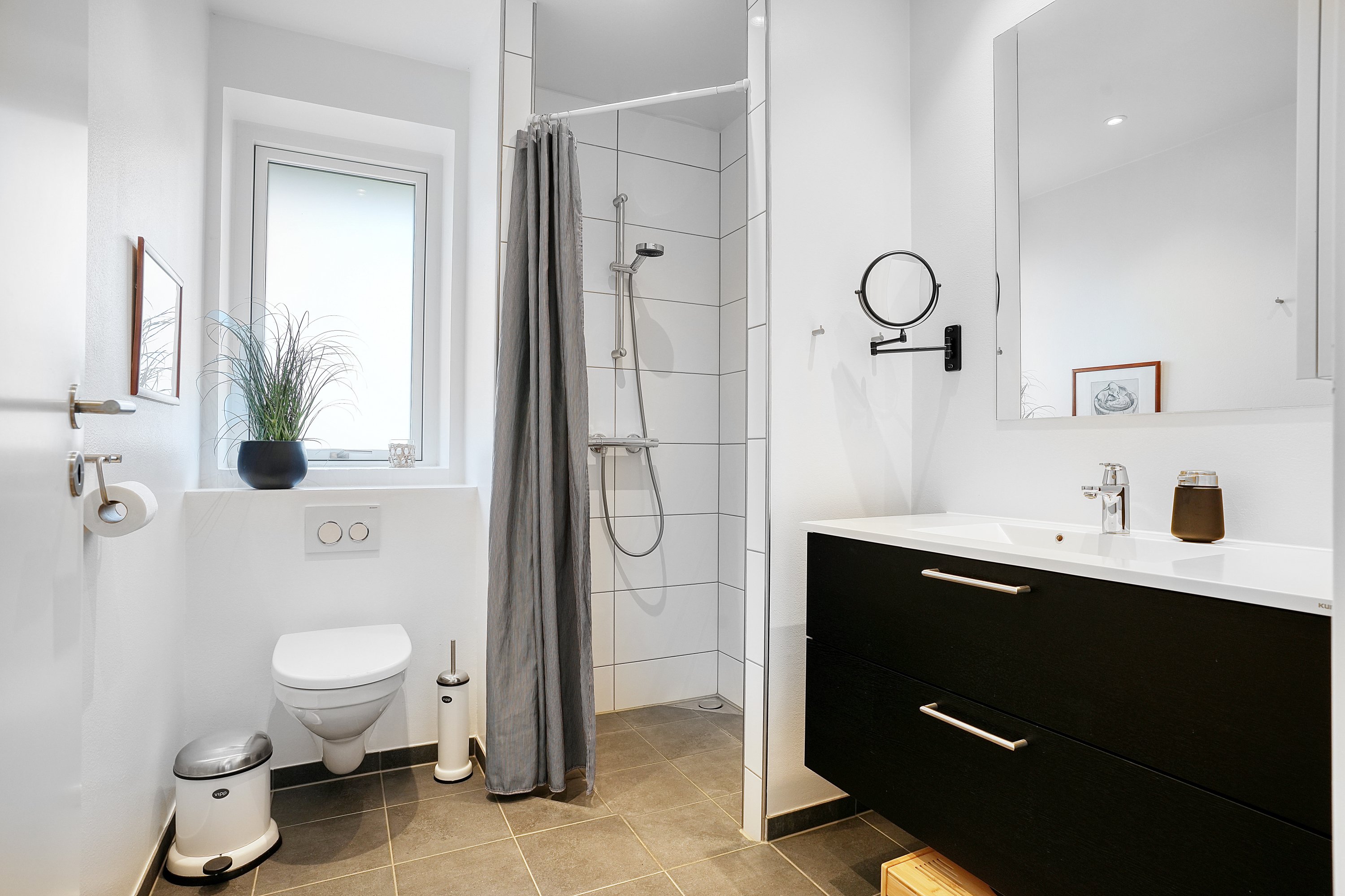 Fremhævet badeværelse billede i fuldskærmstilstand. Billede af Frugtlunden 65, 3450 Allerød