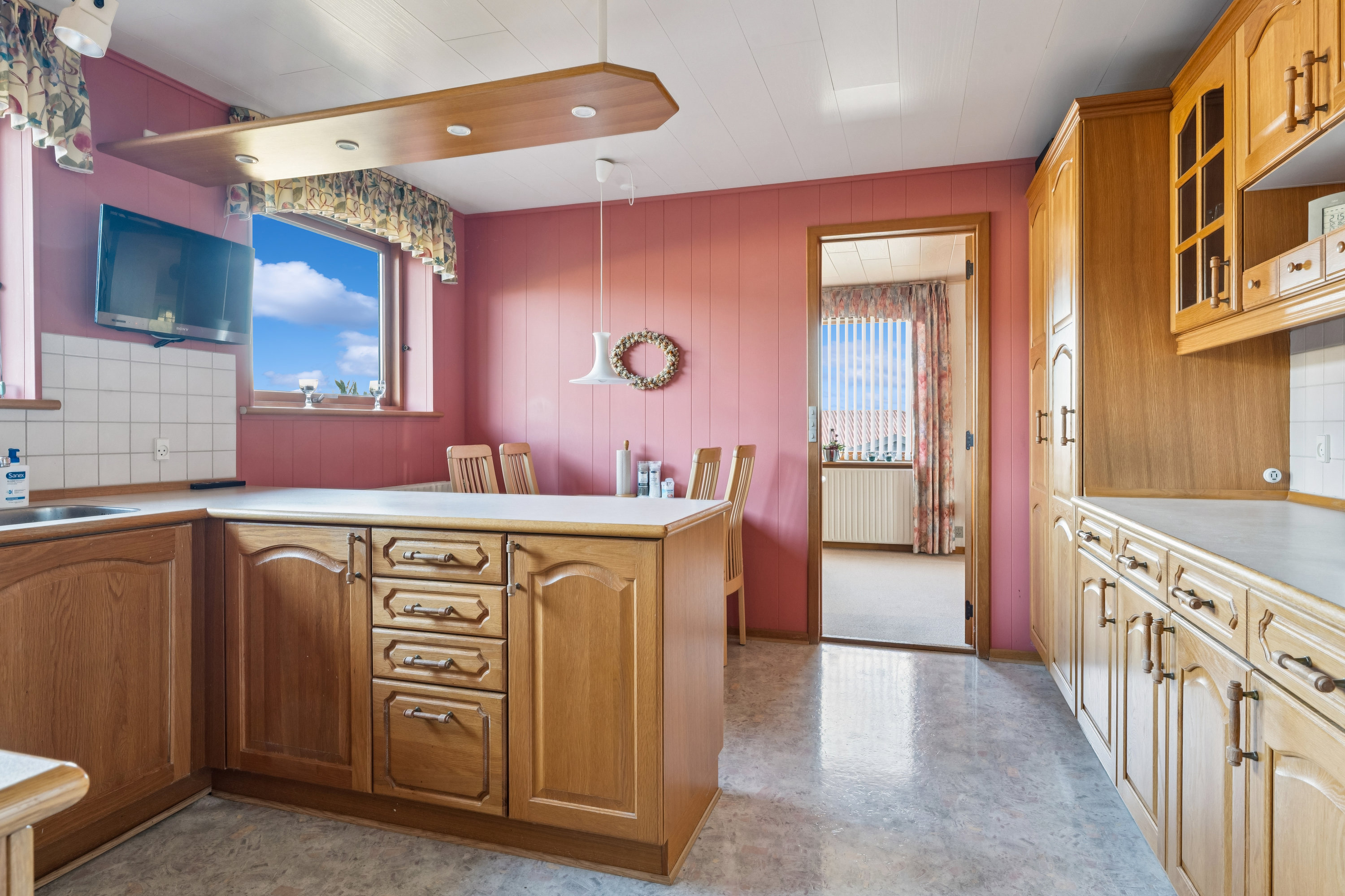 Fremhævet køkken billede i fuldskærmstilstand. Billede af Tranebærvej 10, 9530 Støvring