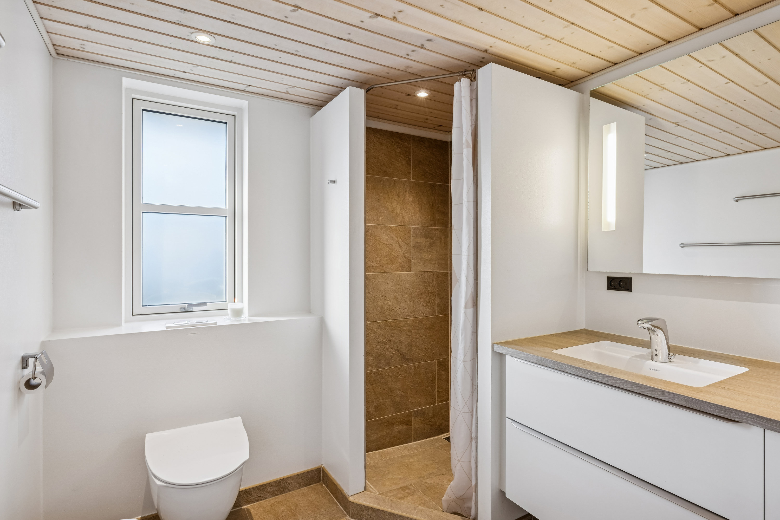 Fremhævet badeværelse billede i fuldskærmstilstand. Billede af Tranevej 27, Fjellerup Strand, 8585 Glesborg