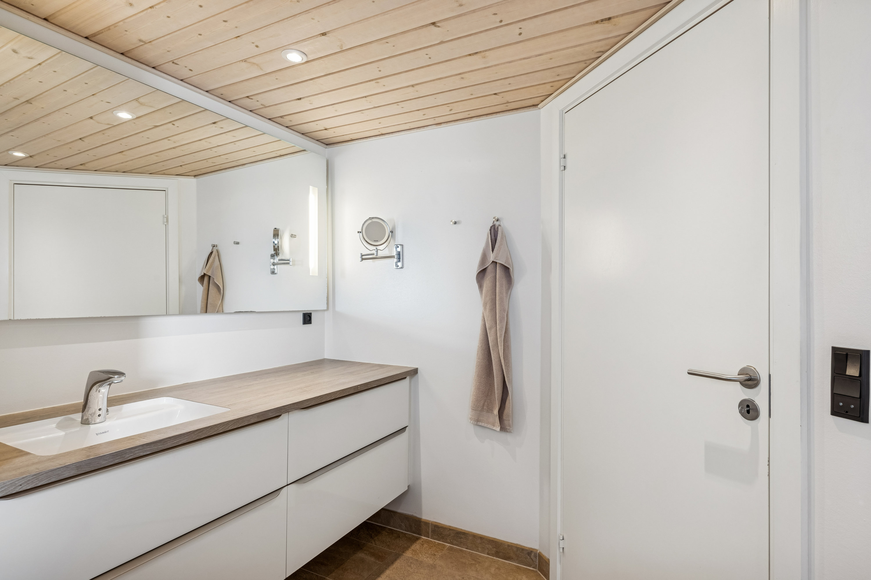 Fremhævet badeværelse billede i fuldskærmstilstand. Billede af Tranevej 27, Fjellerup Strand, 8585 Glesborg