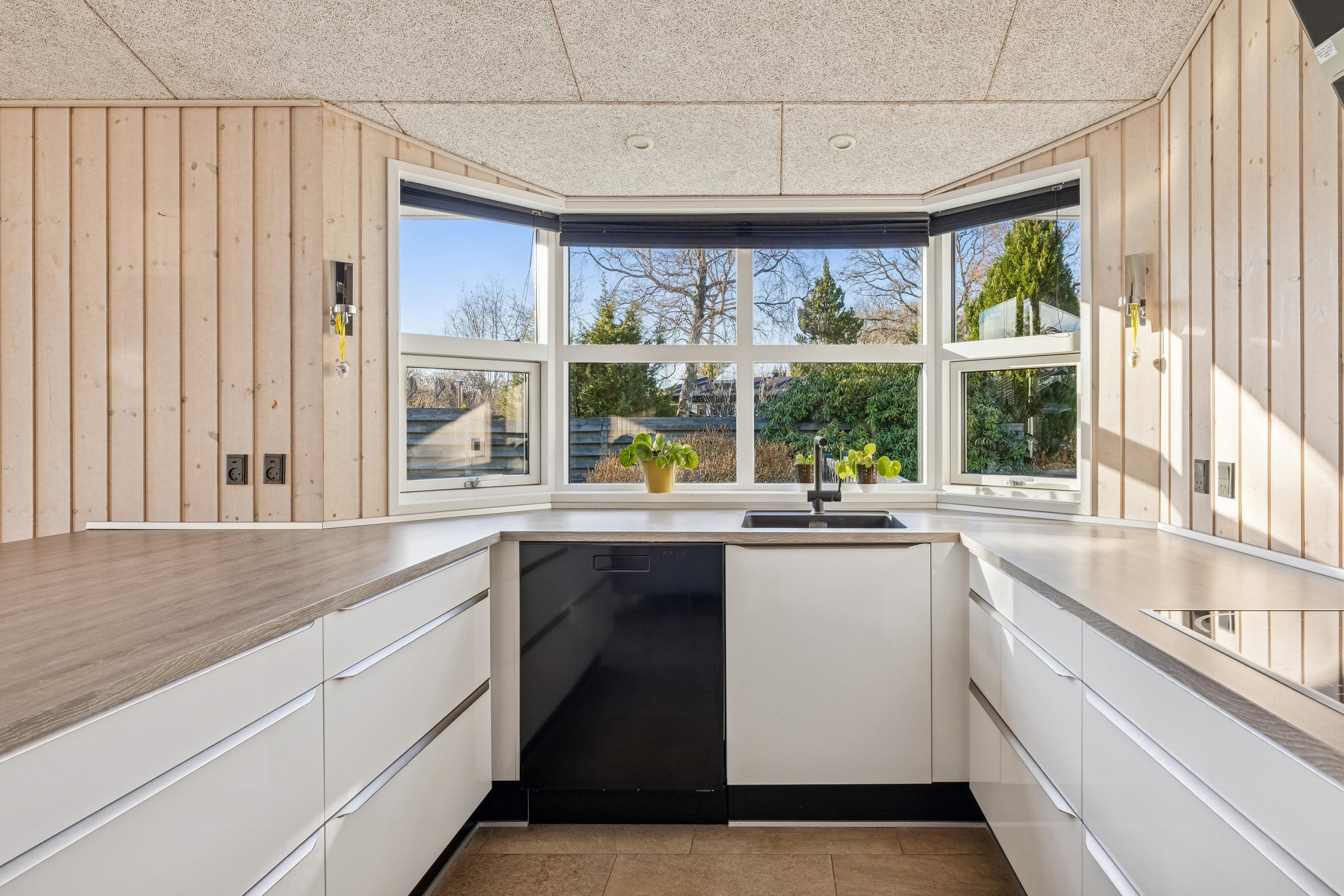 Fremhævet køkken billede i fuldskærmstilstand. Billede af Tranevej 27, Fjellerup Strand, 8585 Glesborg