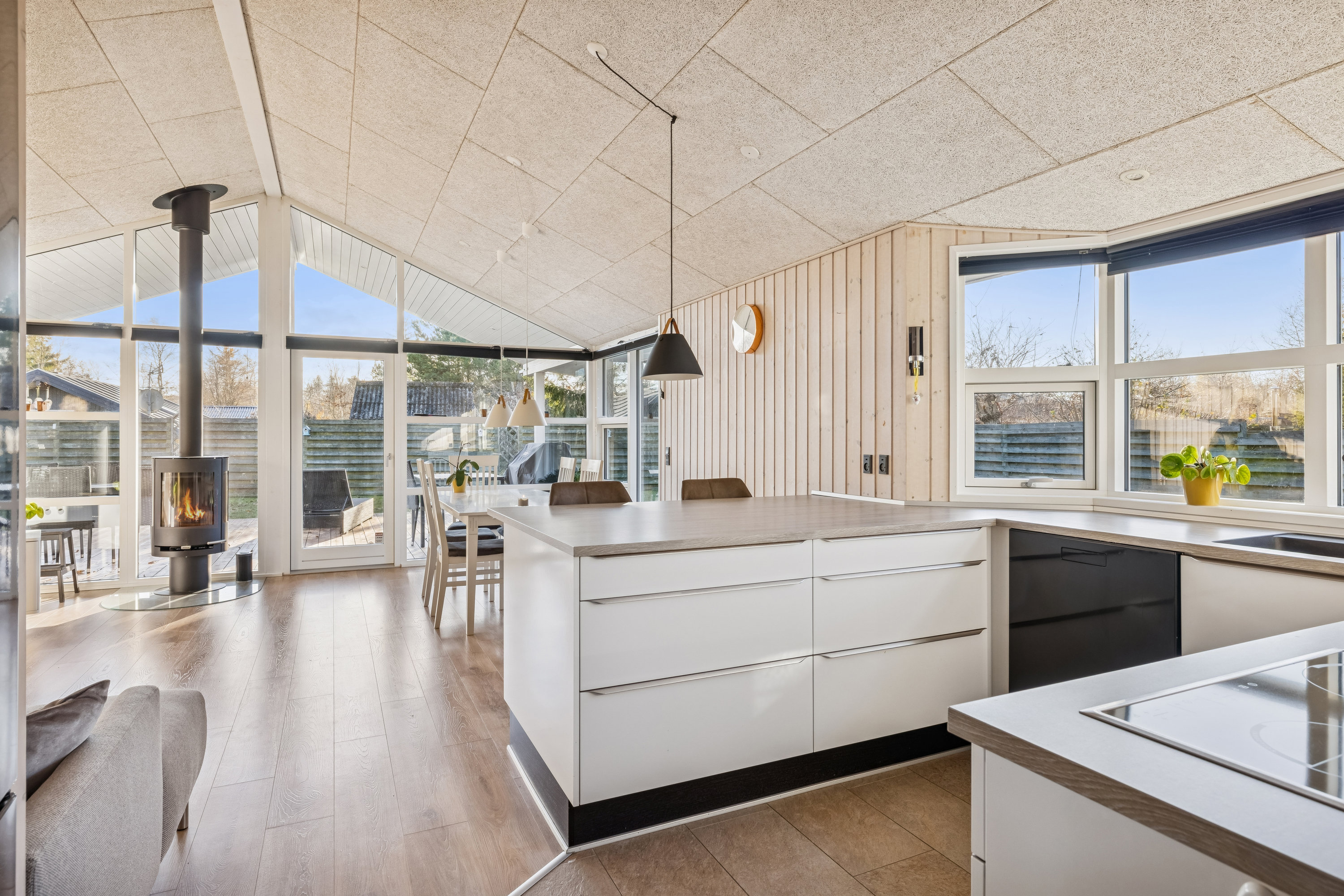 Fremhævet køkken billede i fuldskærmstilstand. Billede af Tranevej 27, Fjellerup Strand, 8585 Glesborg