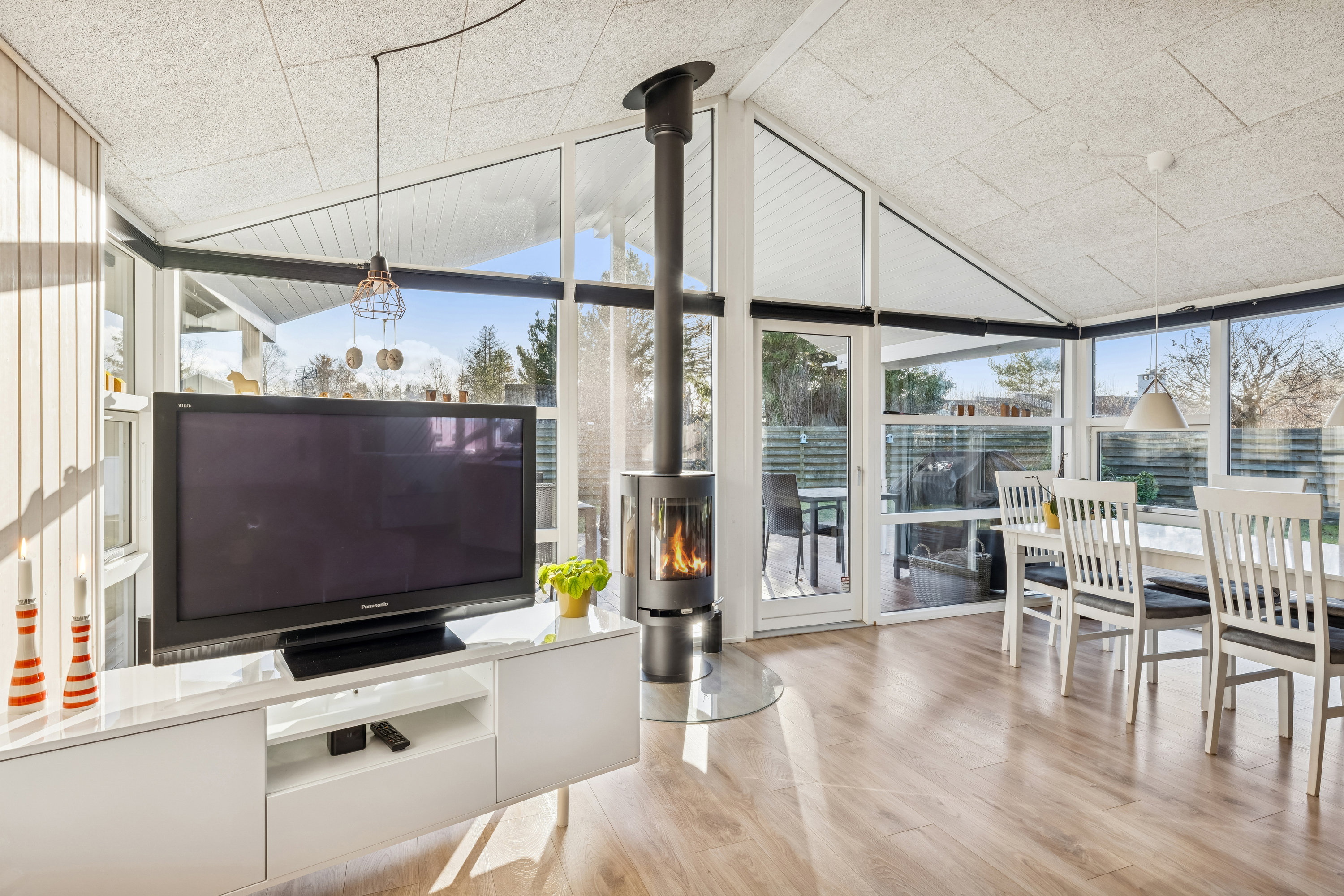 Fremhævet køkken billede i fuldskærmstilstand. Billede af Tranevej 27, Fjellerup Strand, 8585 Glesborg