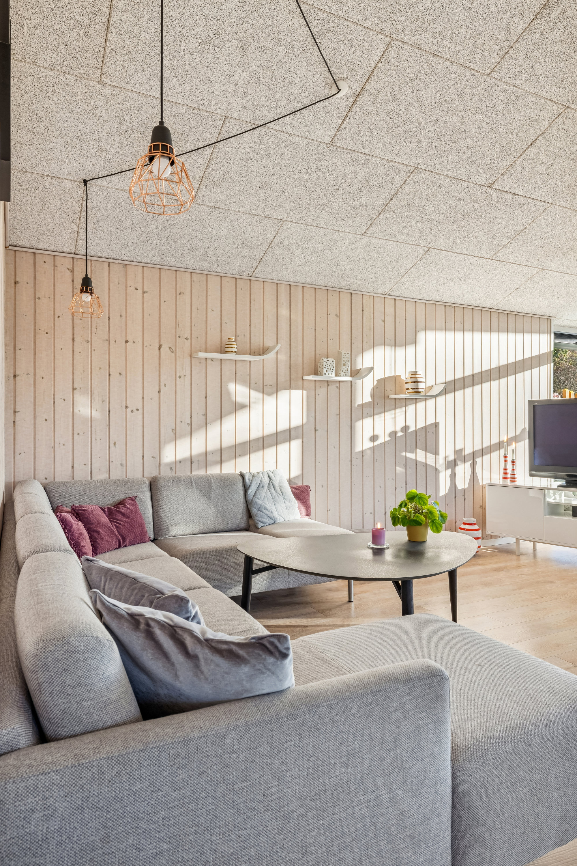 Fremhævet stue billede i fuldskærmstilstand. Billede af Tranevej 27, Fjellerup Strand, 8585 Glesborg