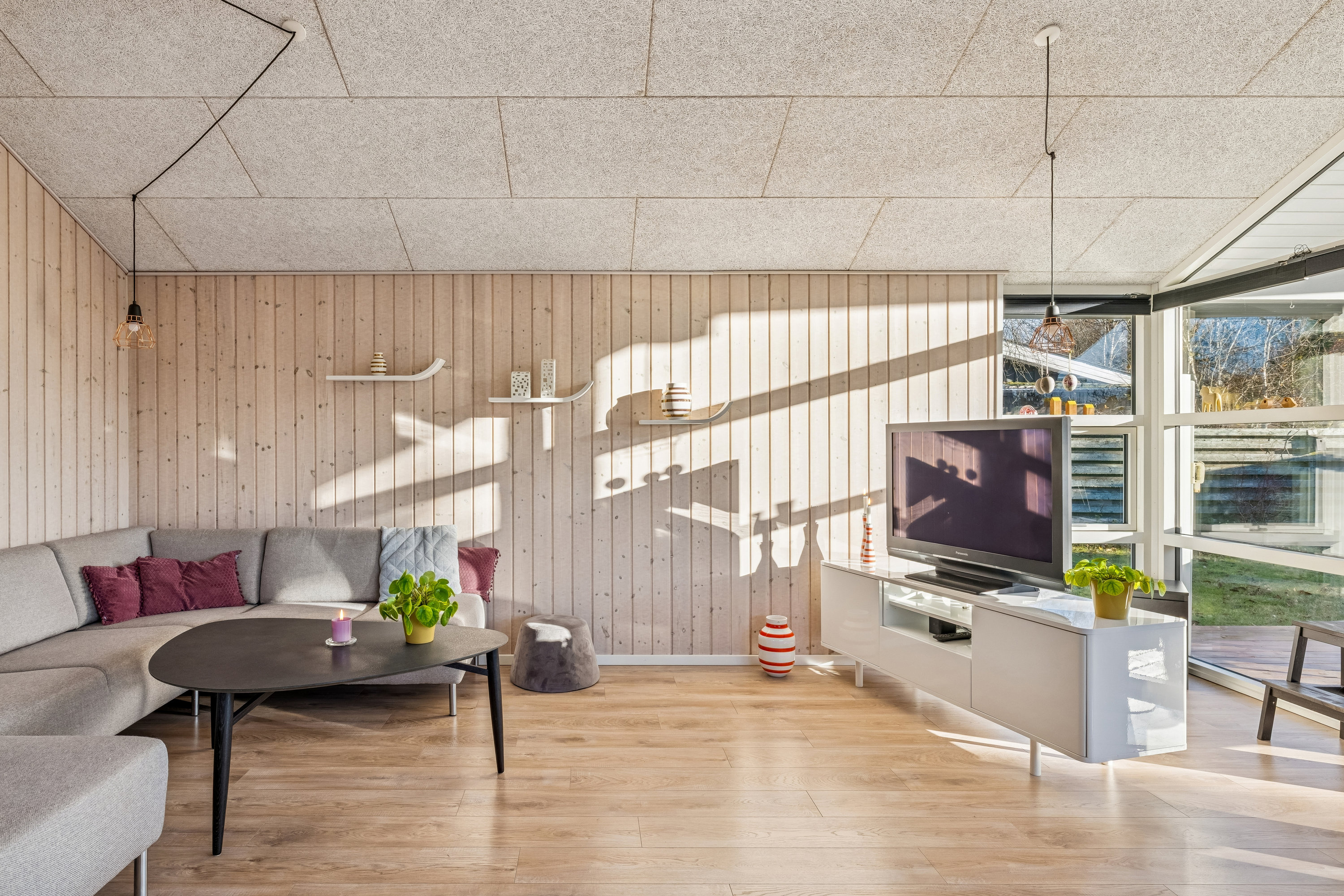 Fremhævet stue billede i fuldskærmstilstand. Billede af Tranevej 27, Fjellerup Strand, 8585 Glesborg