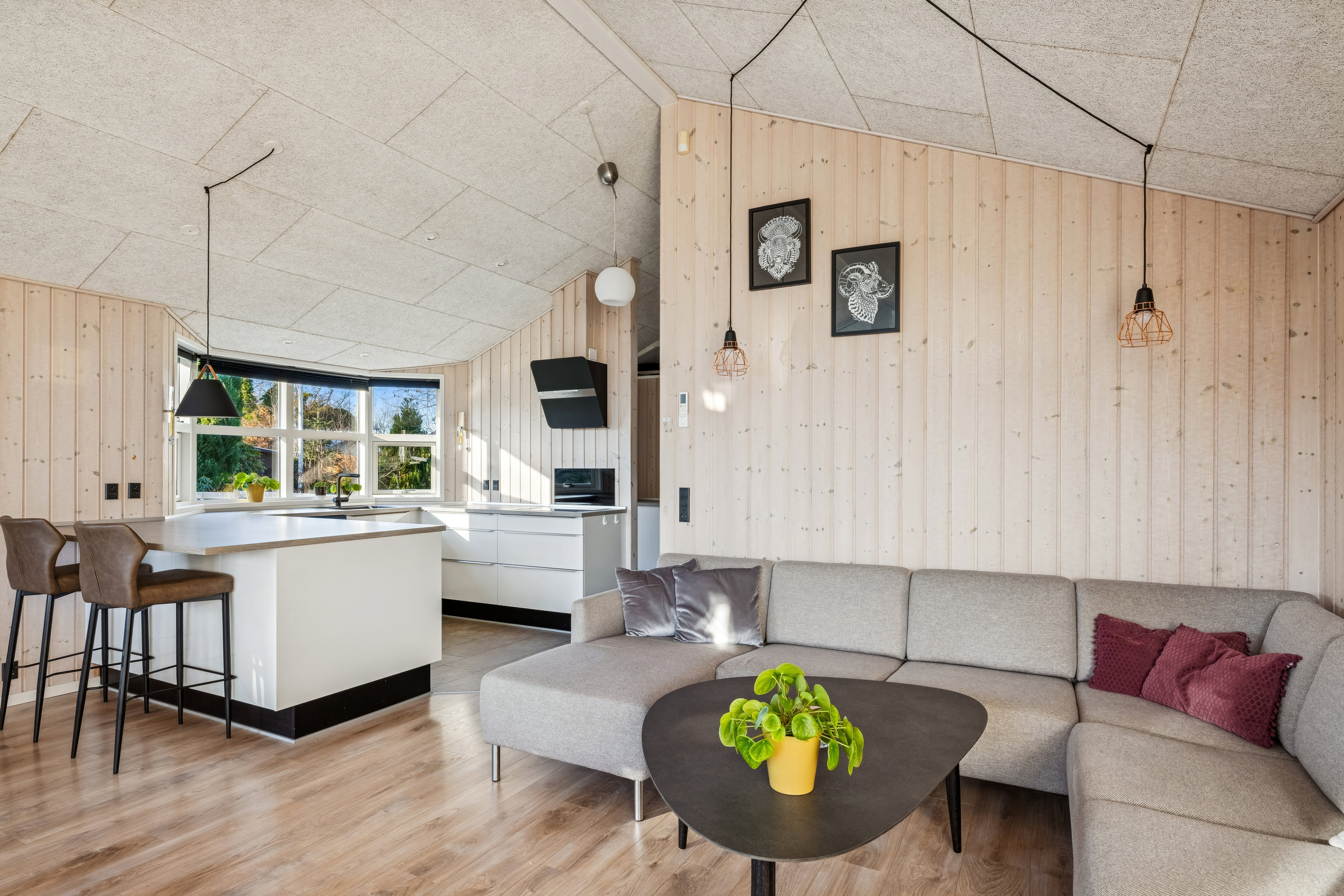 Fremhævet stue billede i fuldskærmstilstand. Billede af Tranevej 27, Fjellerup Strand, 8585 Glesborg